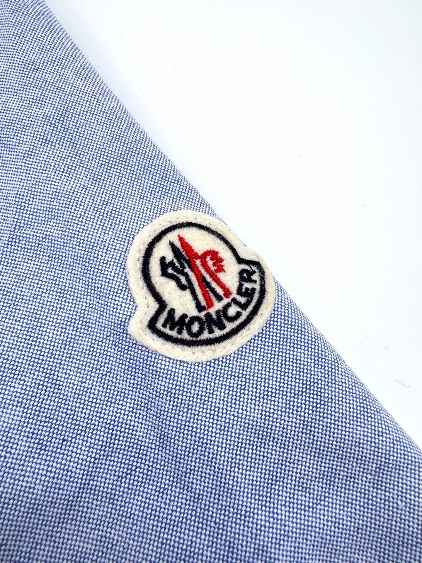 P400 Moncler logo embroidered Oxford cotton shirt. Custom-dyed moire pure cotton Oxford fabric. Soft and delicate like clouds. Use foggy gray light blue as the pen to write the elegant color philosophy of the mountains on the pure cotton fabric. Taken from nature, higher than natural tonal design. Moncler Archive embroidery embellishment on the chest. The seemingly casual handwriting embroidery is actually Moncler's attitude towards the brand. Find a balance between relaxation and stiffness. Every step is like interpreting the dance of the human body and clothing. Process 1: Adopt imported machine embroidery technology and use advanced computer control systems and precision mechanical components to achieve Moncler embroidery operations with high precision and smooth and delicate lines. Process 2: The fabrics have been sand washed for better hand feel and texture. Not easy to deform, not easy to shrink, not easy to fade, and maintain long-term beauty. Accessories: Customized 1:1 Moncler snap buttons Customized 1:1 Moncler buttons Customized 1:1 Moncler trademark Version: Loose version Size: S M L XL Style number: BB727
