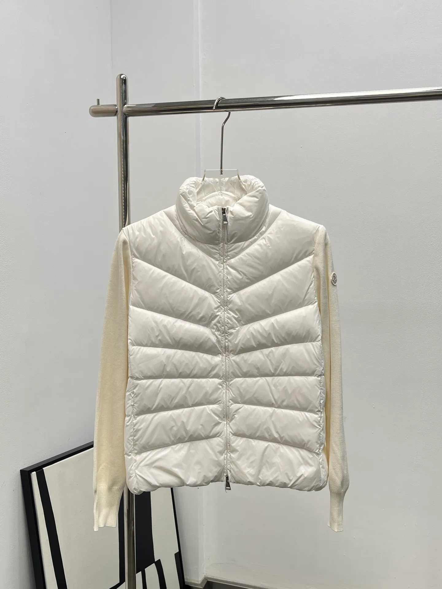 P750 New down seller, original Moncler new product. Hot style and simple stand-up collar wool knitted patchwork jacket with single down! A must-have item for winter inner wear and early fall. The quilted short version with stand-up collar is versatile and easy to wear. The hidden small pocket design is age-reducing and fashionable. P829038095 Original customized national standard 90 white duck down filling! Imported lightweight memory silk fabric is breathable and lightweight! Imported machine sewing line technology. The upper body is pure and handsome. Original hardware accessories, original mark and original standard, fully furnished