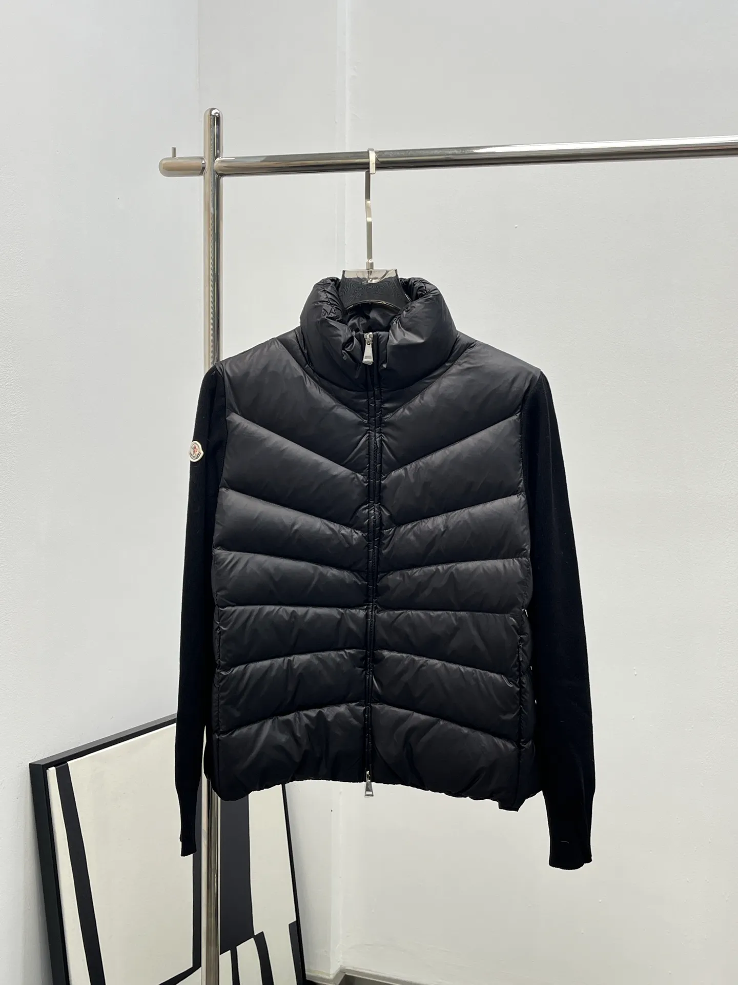 P750 New down seller, original Moncler new product. Hot style and simple stand-up collar wool knitted patchwork jacket with single down! A must-have item for winter inner wear and early fall. The quilted short version with stand-up collar is versatile and easy to wear. The hidden small pocket design is age-reducing and fashionable. P829038095 Original customized national standard 90 white duck down filling! Imported lightweight memory silk fabric is breathable and lightweight! Imported machine sewing line technology. The upper body is pure and handsome. Original hardware accessories, original mark and original standard, fully furnished