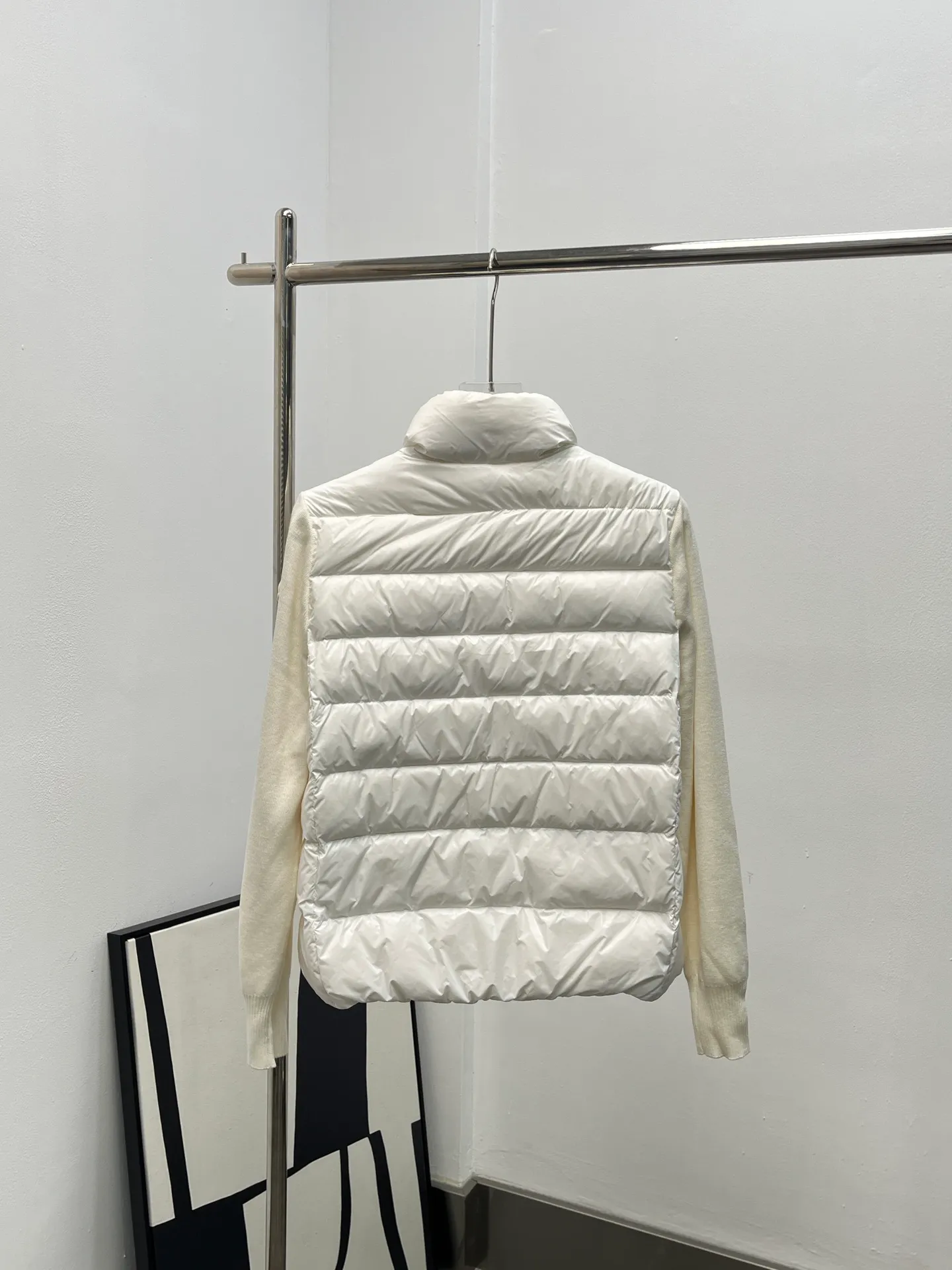 P750 New down seller, original Moncler new product. Hot style and simple stand-up collar wool knitted patchwork jacket with single down! A must-have item for winter inner wear and early fall. The quilted short version with stand-up collar is versatile and easy to wear. The hidden small pocket design is age-reducing and fashionable. P829038095 Original customized national standard 90 white duck down filling! Imported lightweight memory silk fabric is breathable and lightweight! Imported machine sewing line technology. The upper body is pure and handsome. Original hardware accessories, original mark and original standard, fully furnished