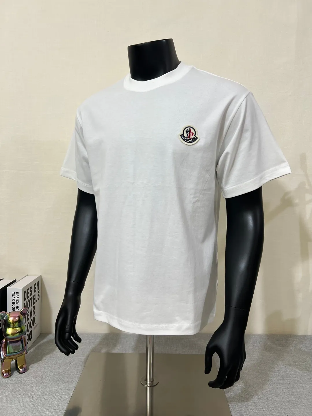 P140 MONCLER classic small label embroidery; supports NFC scanning; 100% 64-count high-density 240g pure cotton short sleeves, exquisite embroidery LOGO small label nailing technology on the chest, the same 240g double-sided custom-made cotton fabric as the official website, dyed in the same vat, feels particularly comfortable and has texture to the touch! The ribs are made of pure cotton 1*1 cotton cover and high-end stretch ribs! The upper body is stylish, the upper body has a three-dimensional shape, high-end and exquisite stitching, and fine workmanship! Same style as internet celebrity! Collar label, hang tag, wash mark, glossy paper, size label, exclusive packaging bag, complete with three labels, color: black, white, size XS-L