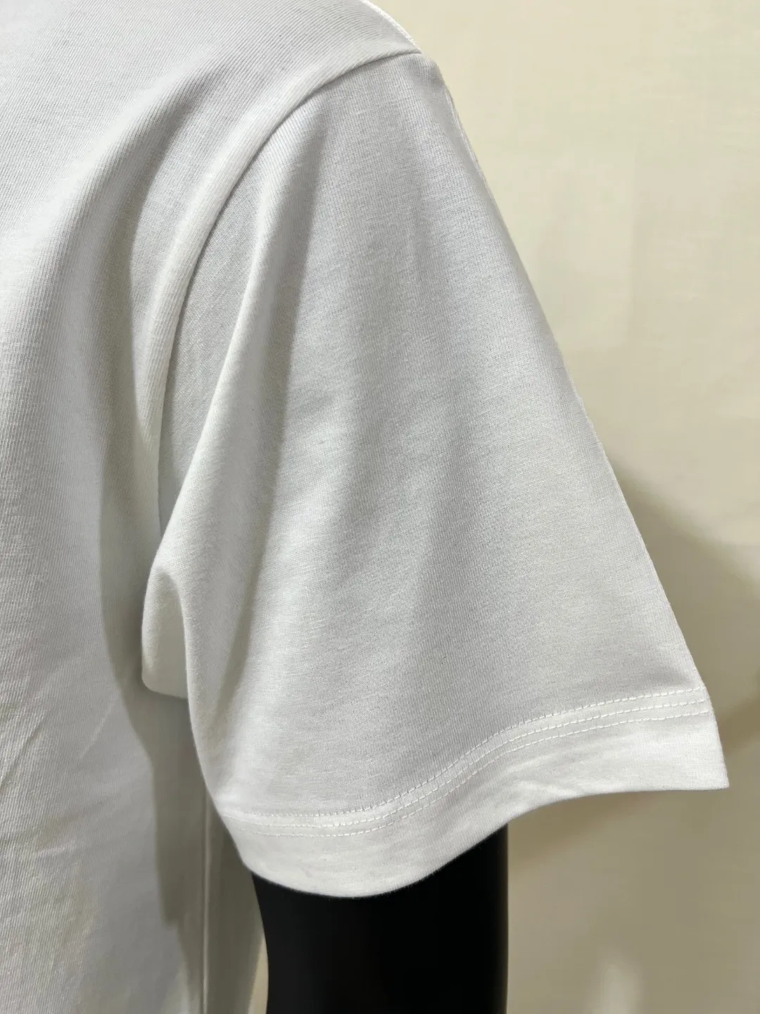 P140 MONCLER classic small label embroidery; supports NFC scanning; 100% 64-count high-density 240g pure cotton short sleeves, exquisite embroidery LOGO small label nailing technology on the chest, the same 240g double-sided custom-made cotton fabric as the official website, dyed in the same vat, feels particularly comfortable and has texture to the touch! The ribs are made of pure cotton 1*1 cotton cover and high-end stretch ribs! The upper body is stylish, the upper body has a three-dimensional shape, high-end and exquisite stitching, and fine workmanship! Same style as internet celebrity! Collar label, hang tag, wash mark, glossy paper, size label, exclusive packaging bag, complete with three labels, color: black, white, size XS-L