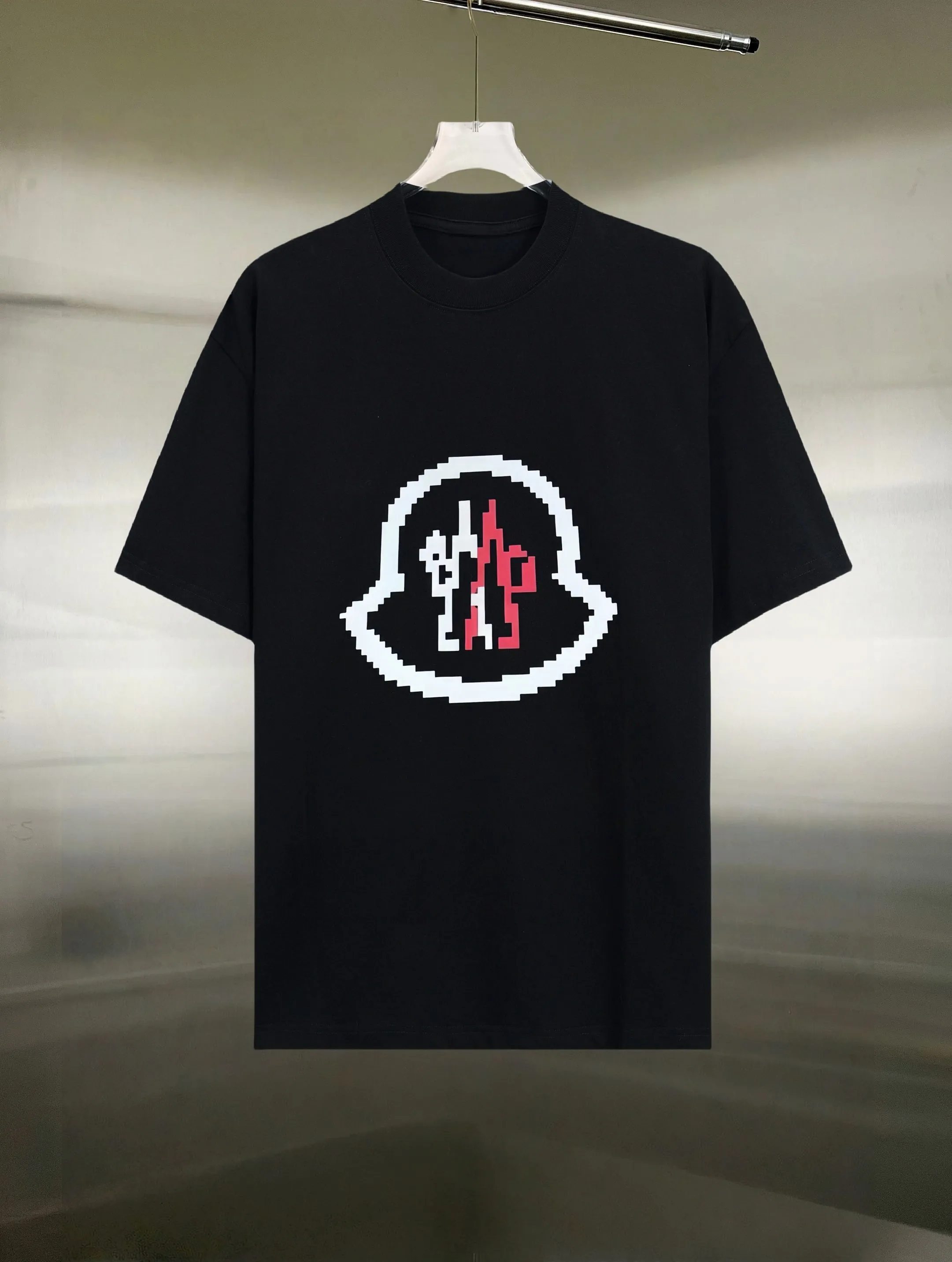 P130 Style: Moncler/muzzled short-sleeved T-shirt Fabric: 300g double yarn 100% cotton Rib: 320g Solona Process: Printing Color: White Black Size: S M L XL XXL No gender distinction, same style for men and women