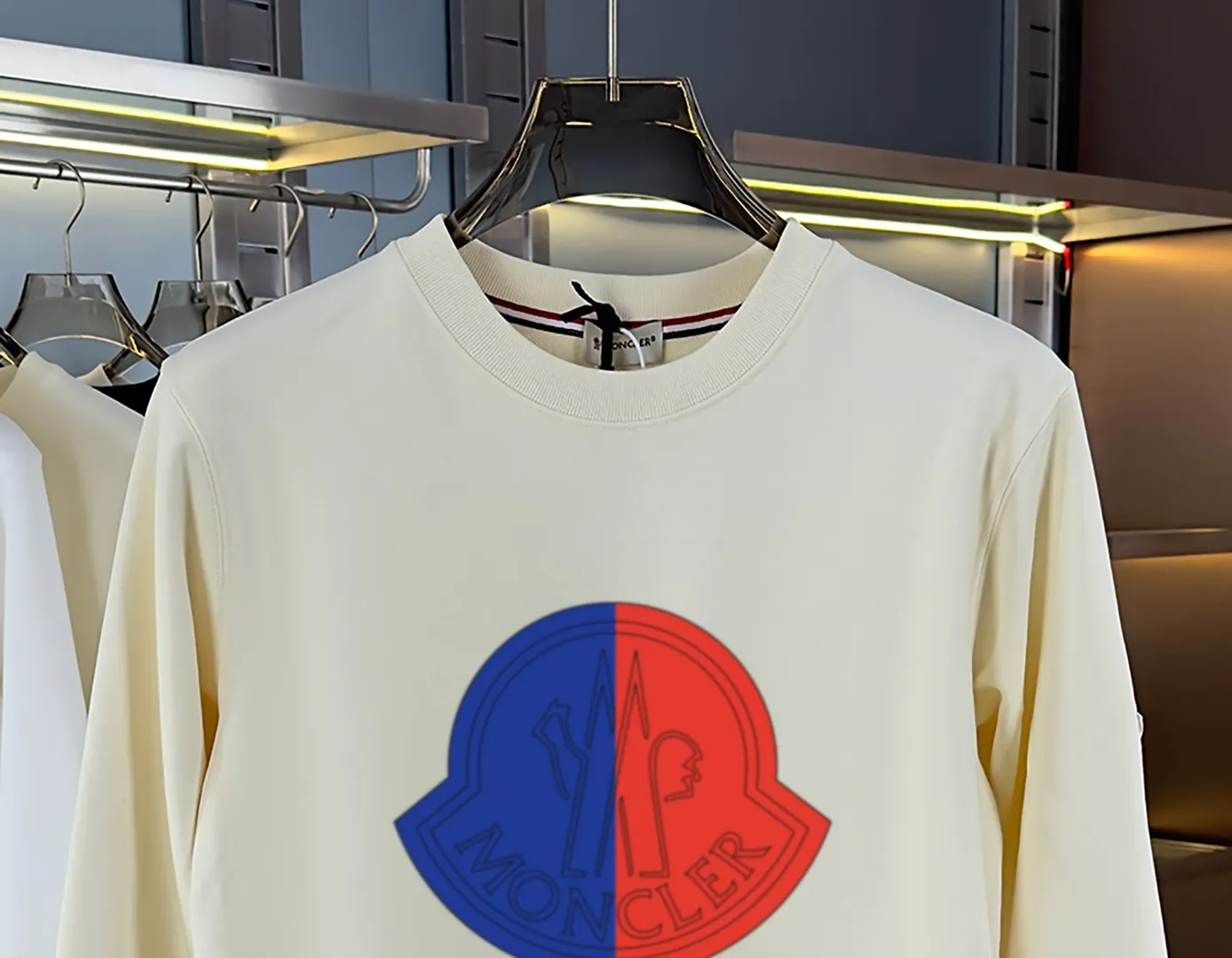 P210 High-version sweatshirt) [Long-term stock] 〖𝐌𝐎𝐍𝐂𝐋𝐄𝐑~Mask〗 Made of 440g heavy-weight fabric. It is different from the market currency. It can be matched with any variety and is properly handsome. 😎The whole dress is made of double waistcoats. The double waistcoats make the whole dress more three-dimensional. Not ordinary factories can do such fine work. 2025 Spring runway version of the T stage, on sale at the counter, round neck terry sweatshirt, high-end double-strand pure cotton, custom-made stretch ribs, dyed in the same vat, complete with three standards, matched with exquisite embroidered LOGO on the chest, simple and advanced, same style for men and women. Color: black, apricot, white, size: S M L XL 2XL