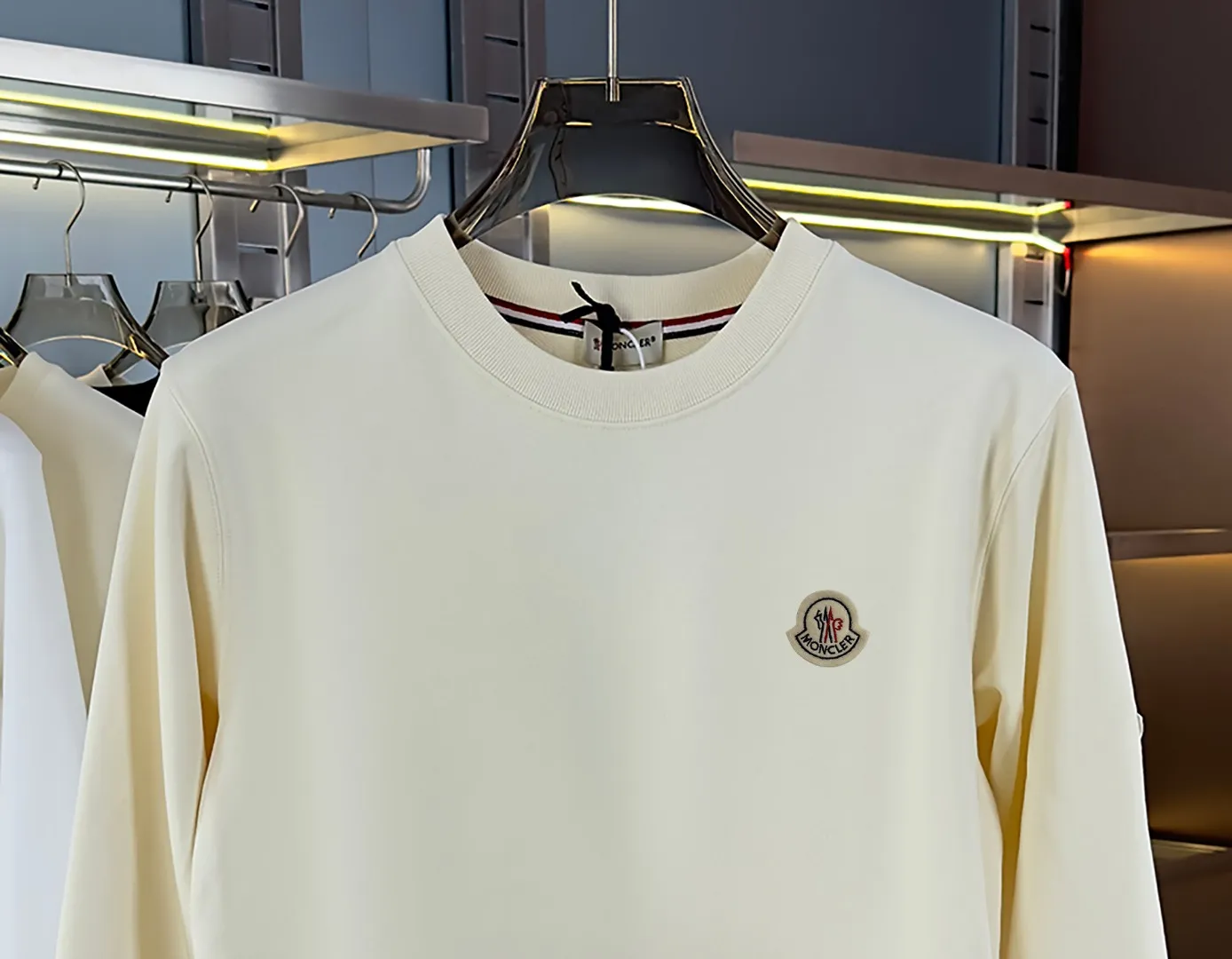 P210 version of sweatshirt) [Long-term stock] 〖𝐌𝐎𝐍𝐂𝐋𝐄𝐑~Mask〗 Made of 440g heavy-weight fabric, which is different from the market currency, and can be matched with any variety to make it look handsome😎The whole dress is made of double waistcoats. The double waistcoats make the whole dress more three-dimensional. Not ordinary factories can do such fine work 2025 Spring runway version of the T stage, on sale at the counter, round neck terry sweatshirt, high-end double-strand pure cotton, custom-made stretch ribs, dyed in the same vat, complete with three standards, matched with exquisite embroidered LOGO on the chest, simple and advanced, same style for men and women. Color: black, apricot, white, size: S M L XL 2XL