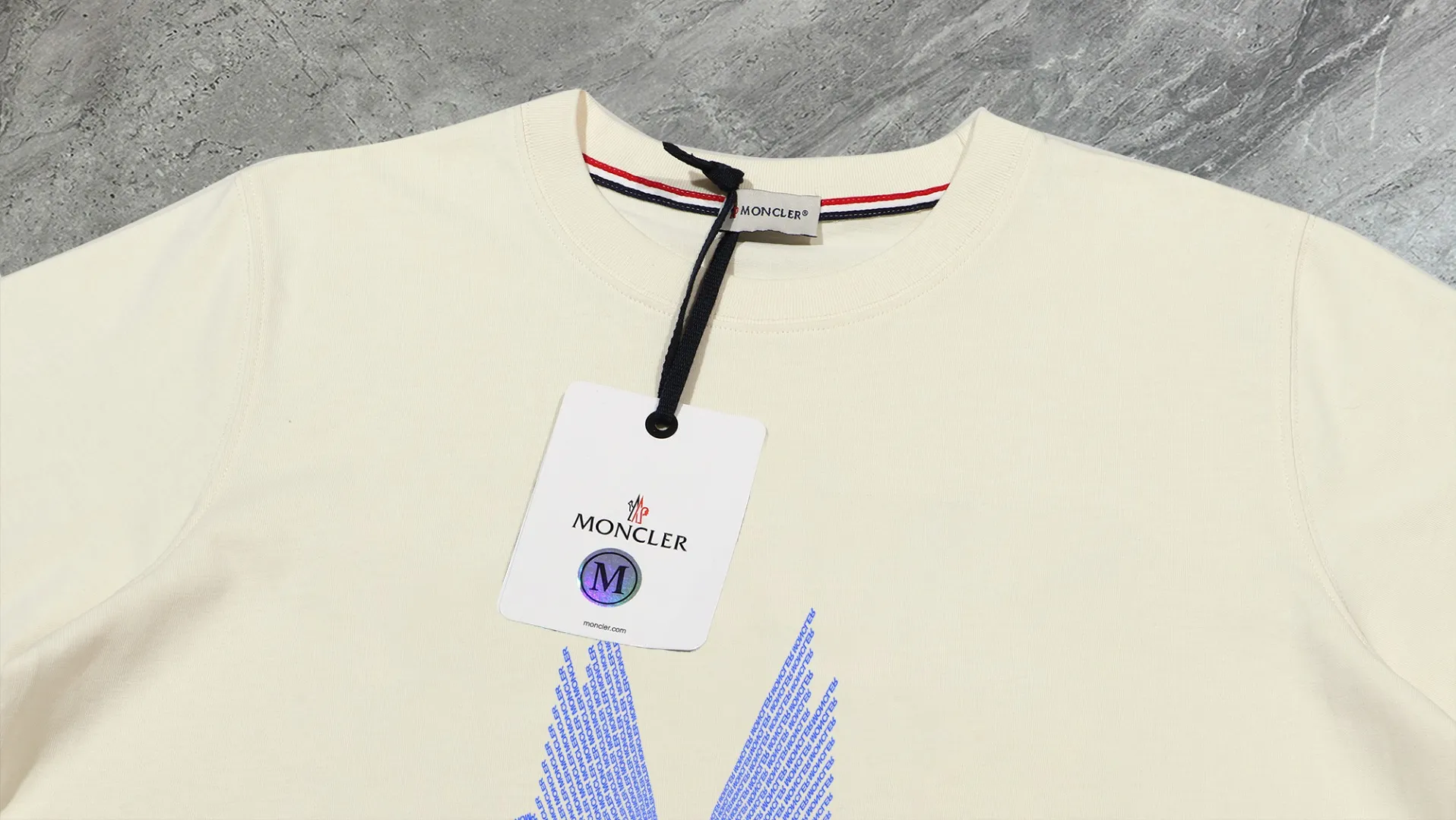 P140 💰Upgraded version "Mobile phone smart sensor ~ NFC chip armband ~ direct access to the official website for anti-counterfeiting" "Moncler ~ Mouth Mouth" 2025 new high-quality round neck short-sleeved T-shirt. The cuffs have imported embroidered labels. Customized dyeing, very comfortable to touch. Super versatile and good-looking short-sleeved. Complete with three labels. Non-market ordinary version. Feel free to compare. Quality is absolutely guaranteed! ‼ First of all, this original fabric is all custom-woven with 32-count double yarn fabric, 250G, and the weight is the same‼ Fine workmanship, double waistcoat method, double waistcoat method, double waistcoat method makes the whole dress more three-dimensional, which is not a craft that ordinary T-shirts can achieve🤪 Size: S-M-L-XL-2XL Color: black, white, apricot, same style for men and women