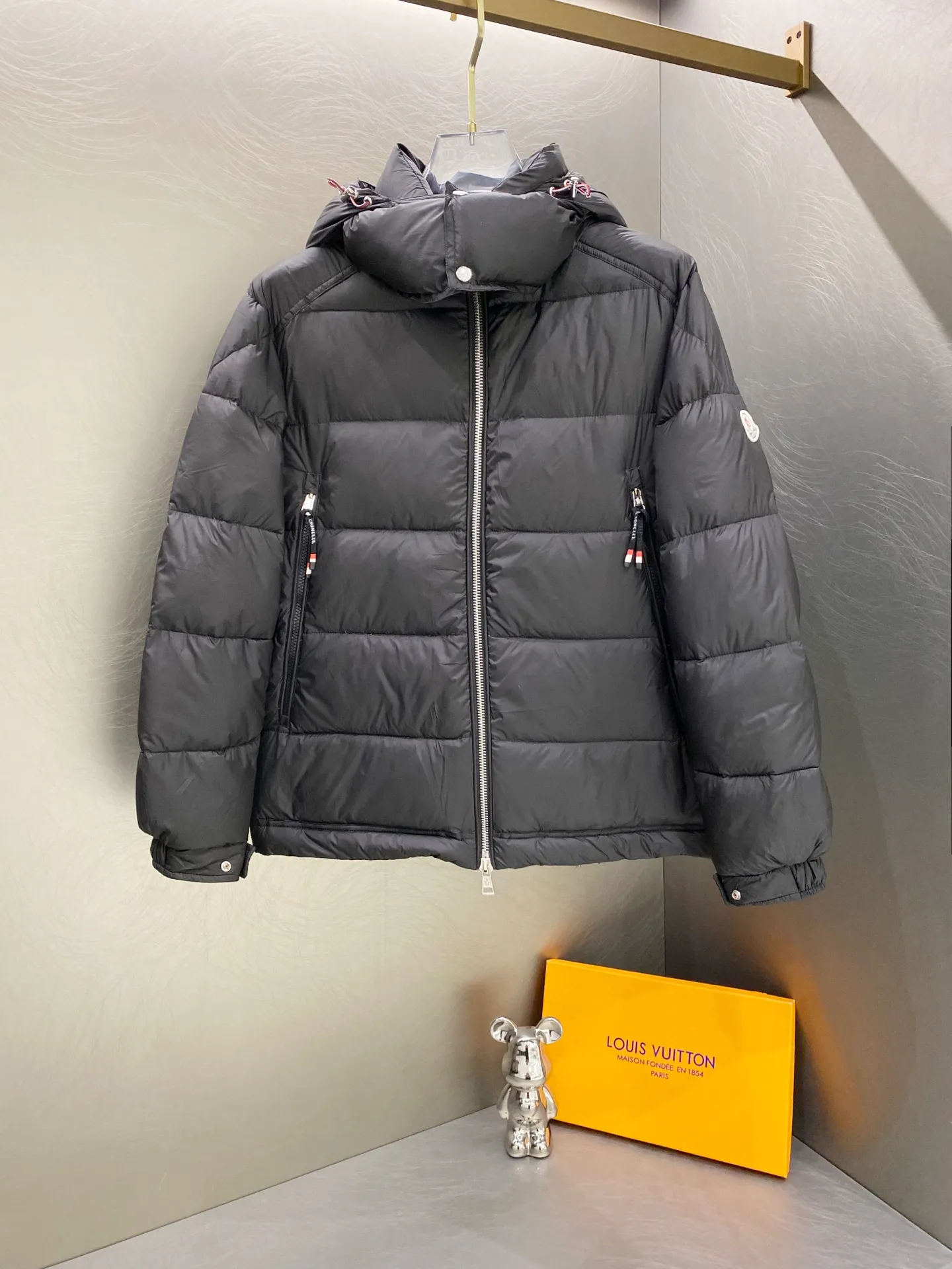 P720 Moncler｜Moncler Moncler 2025 Autumn and Winter New Down Jacket Couple's Popular Down Jacket Comes standard with the same canvas handbag at the counter (default for return and loss -10💰) ▪️Filling The filling is the new national standard 80 pure white duck down! 700 fill power! Huge fluffy! Easily survive the winter in one piece in the north! Four layers of 400D film-coated bile cloth on the front and back! Rest assured that after washing and wearing it for several years, the lint will not get lost!  ▪️Hardware accessories, original disassembly, mold opening and custom-made four-button buckles, zipper pullers, all with the same LOGO and engraving as the original! Tags, hanging beads, washing, stickers, all original details restored! Really high quality!  Color: Black Size: M L XL