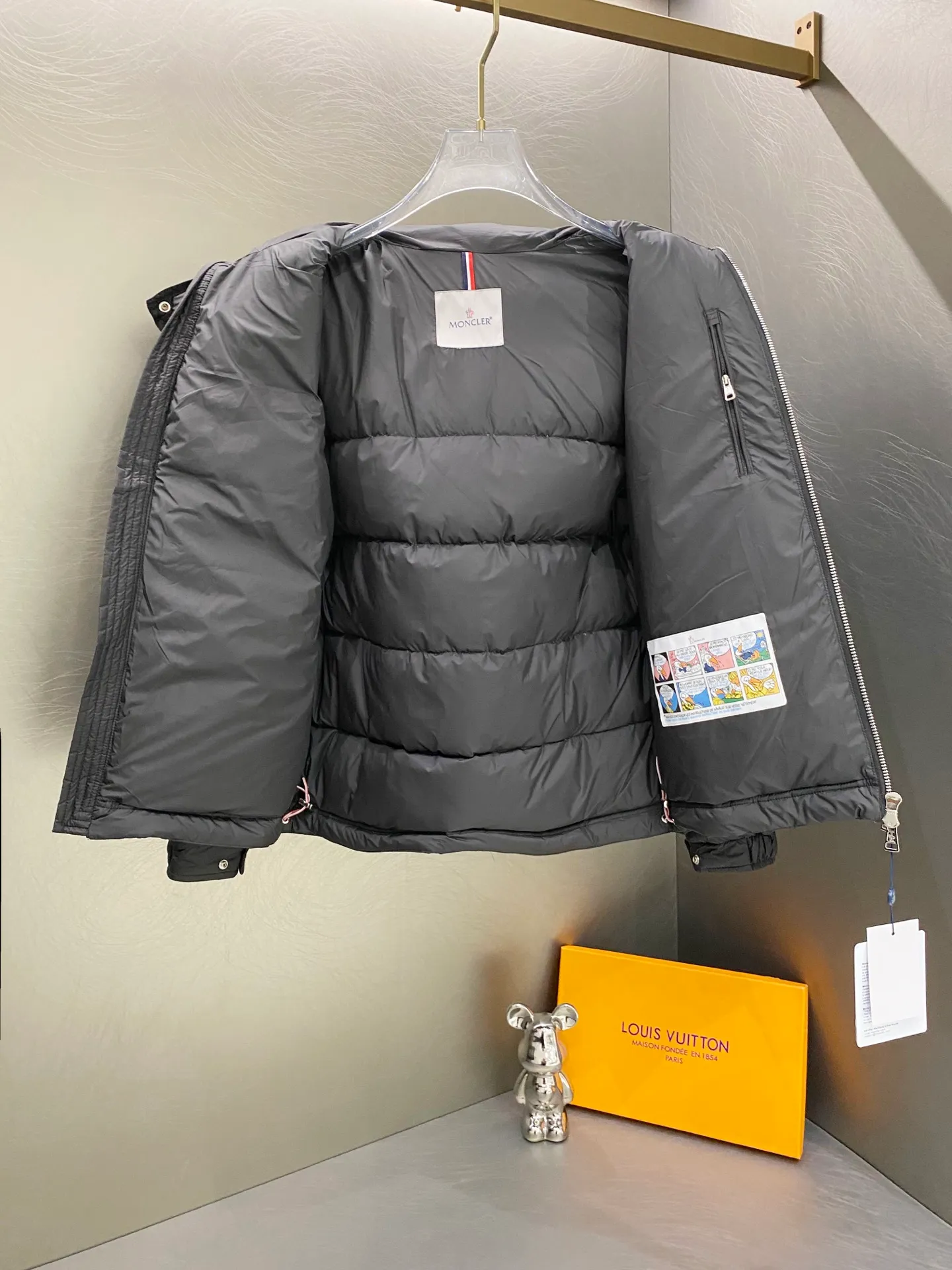 P720 Moncler｜Moncler Moncler 2025 Autumn and Winter New Down Jacket Couple's Popular Down Jacket Comes standard with the same canvas handbag at the counter (default for return and loss -10💰) ▪️Filling The filling is the new national standard 80 pure white duck down! 700 fill power! Huge fluffy! Easily survive the winter in one piece in the north! Four layers of 400D film-coated bile cloth on the front and back! Rest assured that after washing and wearing it for several years, the lint will not get lost!  ▪️Hardware accessories, original disassembly, mold opening and custom-made four-button buckles, zipper pullers, all with the same LOGO and engraving as the original! Tags, hanging beads, washing, stickers, all original details restored! Really high quality!  Color: Black Size: M L XL
