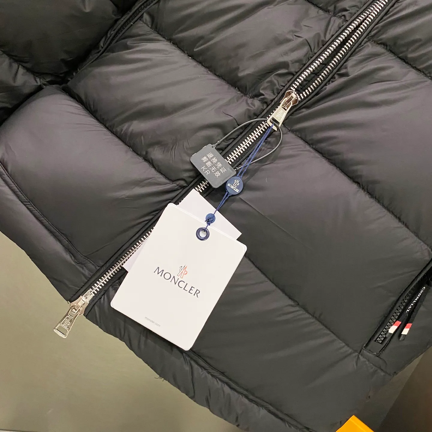 P720 Moncler｜Moncler Moncler 2025 Autumn and Winter New Down Jacket Couple's Popular Down Jacket Comes standard with the same canvas handbag at the counter (default for return and loss -10💰) ▪️Filling The filling is the new national standard 80 pure white duck down! 700 fill power! Huge fluffy! Easily survive the winter in one piece in the north! Four layers of 400D film-coated bile cloth on the front and back! Rest assured that after washing and wearing it for several years, the lint will not get lost!  ▪️Hardware accessories, original disassembly, mold opening and custom-made four-button buckles, zipper pullers, all with the same LOGO and engraving as the original! Tags, hanging beads, washing, stickers, all original details restored! Really high quality!  Color: Black Size: M L XL
