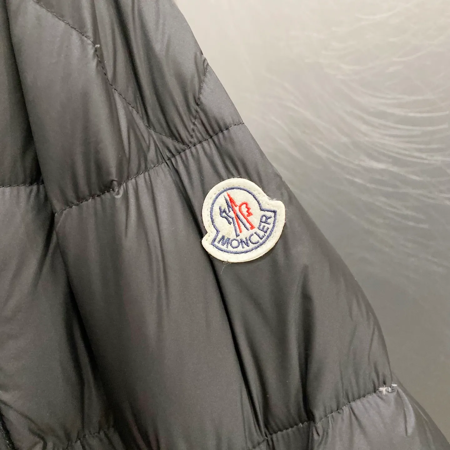 P720 Moncler｜Moncler Moncler 2025 Autumn and Winter New Down Jacket Couple's Popular Down Jacket Comes standard with the same canvas handbag at the counter (default for return and loss -10💰) ▪️Filling The filling is the new national standard 80 pure white duck down! 700 fill power! Huge fluffy! Easily survive the winter in one piece in the north! Four layers of 400D film-coated bile cloth on the front and back! Rest assured that after washing and wearing it for several years, the lint will not get lost!  ▪️Hardware accessories, original disassembly, mold opening and custom-made four-button buckles, zipper pullers, all with the same LOGO and engraving as the original! Tags, hanging beads, washing, stickers, all original details restored! Really high quality!  Color: Black Size: M L XL