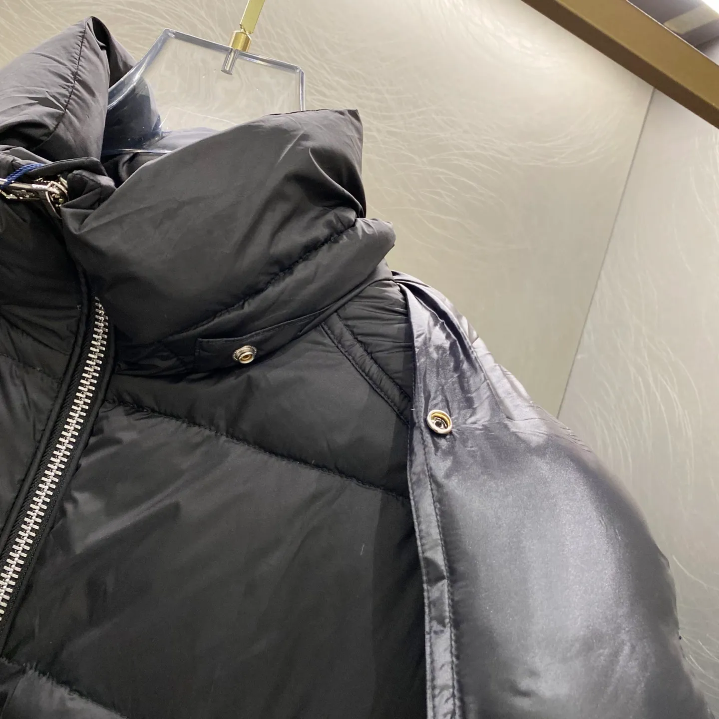 P720 Moncler｜Moncler Moncler 2025 Autumn and Winter New Down Jacket Couple's Popular Down Jacket Comes standard with the same canvas handbag at the counter (default for return and loss -10💰) ▪️Filling The filling is the new national standard 80 pure white duck down! 700 fill power! Huge fluffy! Easily survive the winter in one piece in the north! Four layers of 400D film-coated bile cloth on the front and back! Rest assured that after washing and wearing it for several years, the lint will not get lost!  ▪️Hardware accessories, original disassembly, mold opening and custom-made four-button buckles, zipper pullers, all with the same LOGO and engraving as the original! Tags, hanging beads, washing, stickers, all original details restored! Really high quality!  Color: Black Size: M L XL
