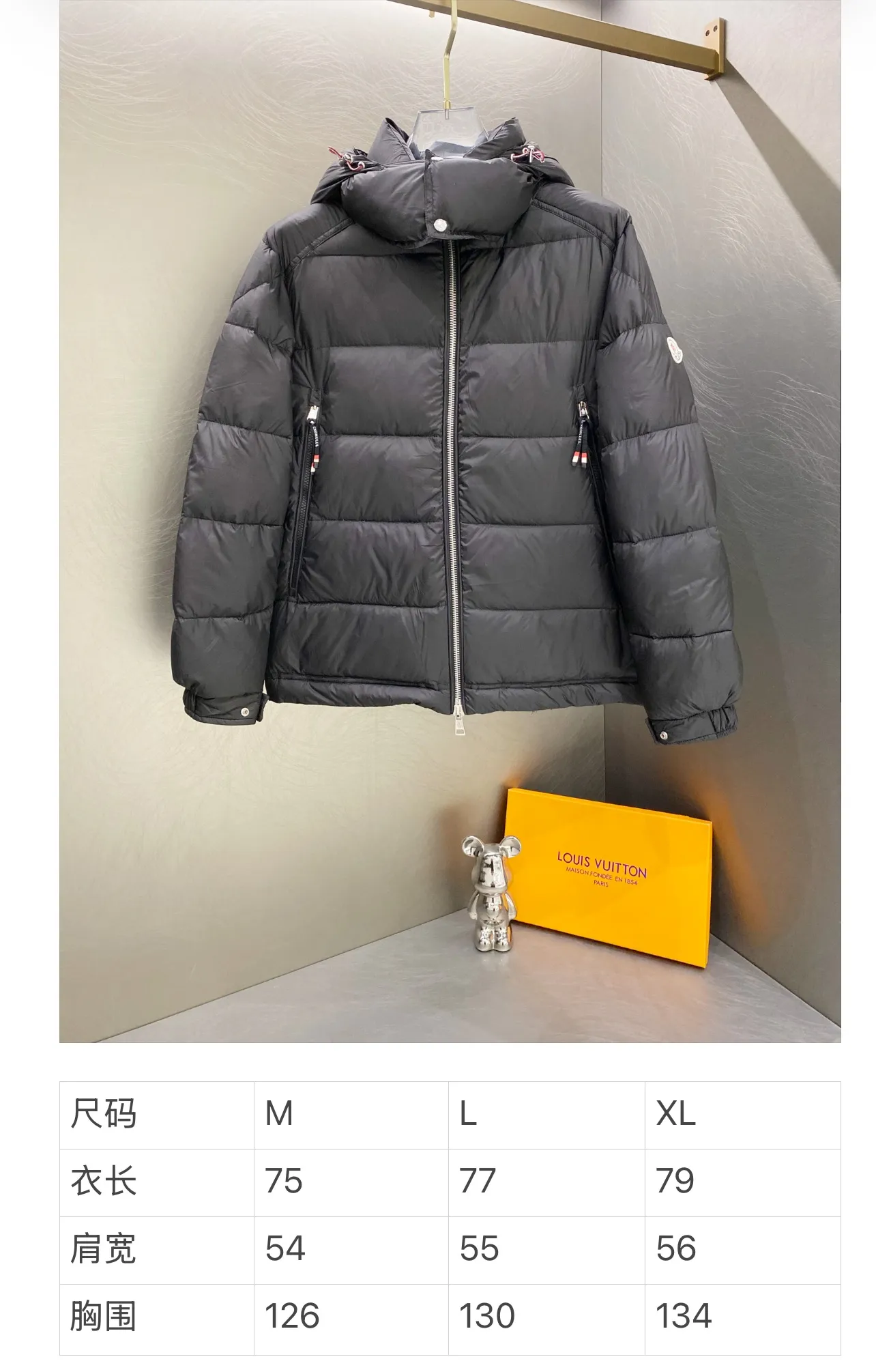 P720 Moncler｜Moncler Moncler 2025 Autumn and Winter New Down Jacket Couple's Popular Down Jacket Comes standard with the same canvas handbag at the counter (default for return and loss -10💰) ▪️Filling The filling is the new national standard 80 pure white duck down! 700 fill power! Huge fluffy! Easily survive the winter in one piece in the north! Four layers of 400D film-coated bile cloth on the front and back! Rest assured that after washing and wearing it for several years, the lint will not get lost!  ▪️Hardware accessories, original disassembly, mold opening and custom-made four-button buckles, zipper pullers, all with the same LOGO and engraving as the original! Tags, hanging beads, washing, stickers, all original details restored! Really high quality!  Color: Black Size: M L XL