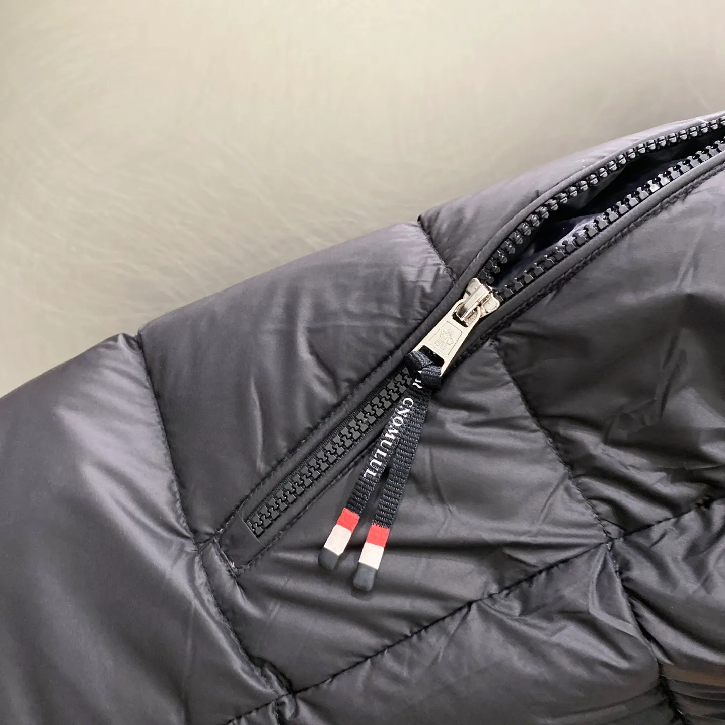 P720 Moncler｜Moncler Moncler 2025 Autumn and Winter New Down Jacket Couple's Popular Down Jacket Comes standard with the same canvas handbag at the counter (default for return and loss -10💰) ▪️Filling The filling is the new national standard 80 pure white duck down! 700 fill power! Huge fluffy! Easily survive the winter in one piece in the north! Four layers of 400D film-coated bile cloth on the front and back! Rest assured that after washing and wearing it for several years, the lint will not get lost!  ▪️Hardware accessories, original disassembly, mold opening and custom-made four-button buckles, zipper pullers, all with the same LOGO and engraving as the original! Tags, hanging beads, washing, stickers, all original details restored! Really high quality!  Color: Black Size: M L XL