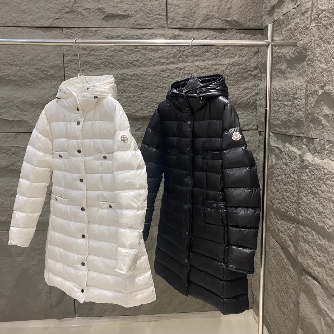 P1120 Moncler Muzzled HIRMA Women's Mid-Length Hooded Down Jacket, mid-length, slightly waisted version, the upper body effect is super good, the version is super slim, four small pockets on the front are embellished, side pockets have invisible zippers, and there are elastic drawstrings inside to tighten the waist. Complete set of hardware accessories, 90 velvet filling. Color: Black/White Size: 1/2/3