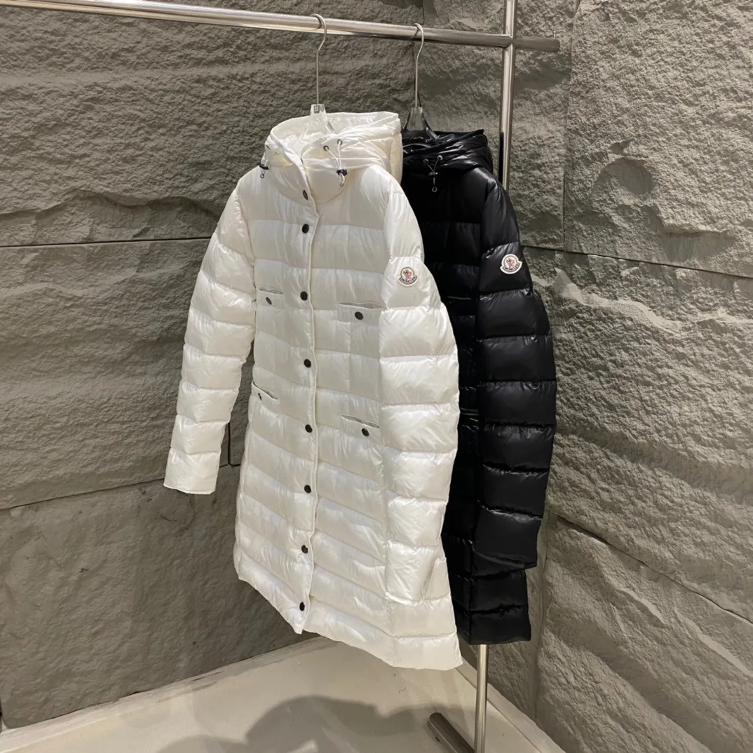 P1120 Moncler Muzzled HIRMA Women's Mid-Length Hooded Down Jacket, mid-length, slightly waisted version, the upper body effect is super good, the version is super slim, four small pockets on the front are embellished, side pockets have invisible zippers, and there are elastic drawstrings inside to tighten the waist. Complete set of hardware accessories, 90 velvet filling. Color: Black/White Size: 1/2/3