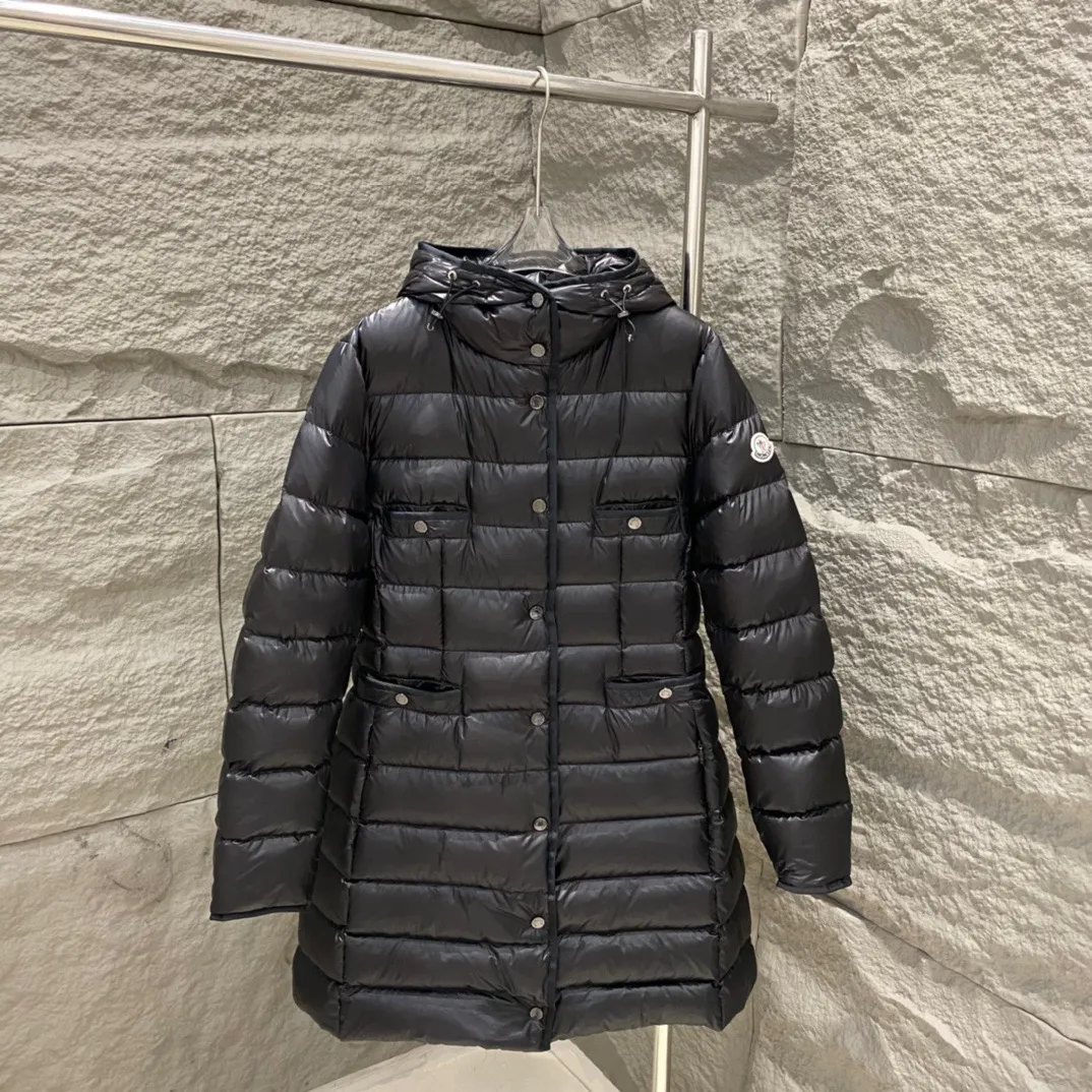 P1120 Moncler Muzzled HIRMA Women's Mid-Length Hooded Down Jacket, mid-length, slightly waisted version, the upper body effect is super good, the version is super slim, four small pockets on the front are embellished, side pockets have invisible zippers, and there are elastic drawstrings inside to tighten the waist. Complete set of hardware accessories, 90 velvet filling. Color: Black/White Size: 1/2/3