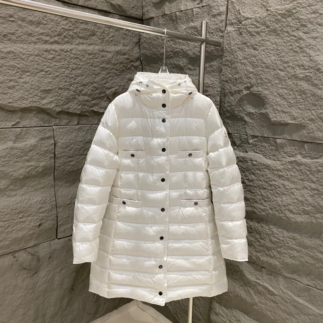 P1120 Moncler Muzzled HIRMA Women's Mid-Length Hooded Down Jacket, mid-length, slightly waisted version, the upper body effect is super good, the version is super slim, four small pockets on the front are embellished, side pockets have invisible zippers, and there are elastic drawstrings inside to tighten the waist. Complete set of hardware accessories, 90 velvet filling. Color: Black/White Size: 1/2/3