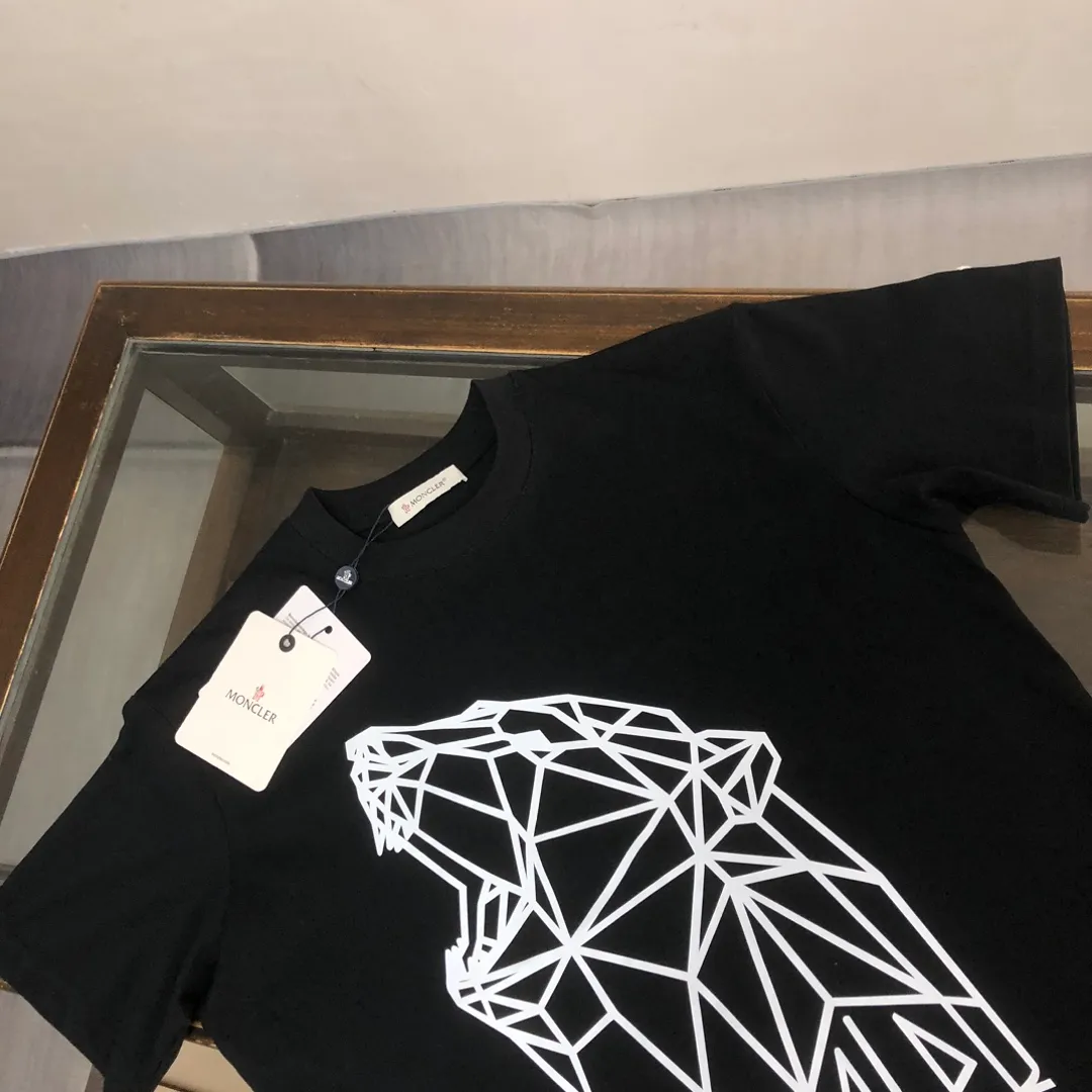 P160 🔥MONCLER The latest short-sleeved T-shirt for couples ~ Features representative brand printing design ~ The fabric upper body is comfortable and breathable, not stiff, slim cut, made of high-end custom-made pure cotton fabric! The upper body is comfortable and stylish, and it can be worn alone as an inner layer. It is a must-have for fashionistas! ! ! Color: black, white, gray Size: S～XL (loose version, please state your height and weight when placing an order)