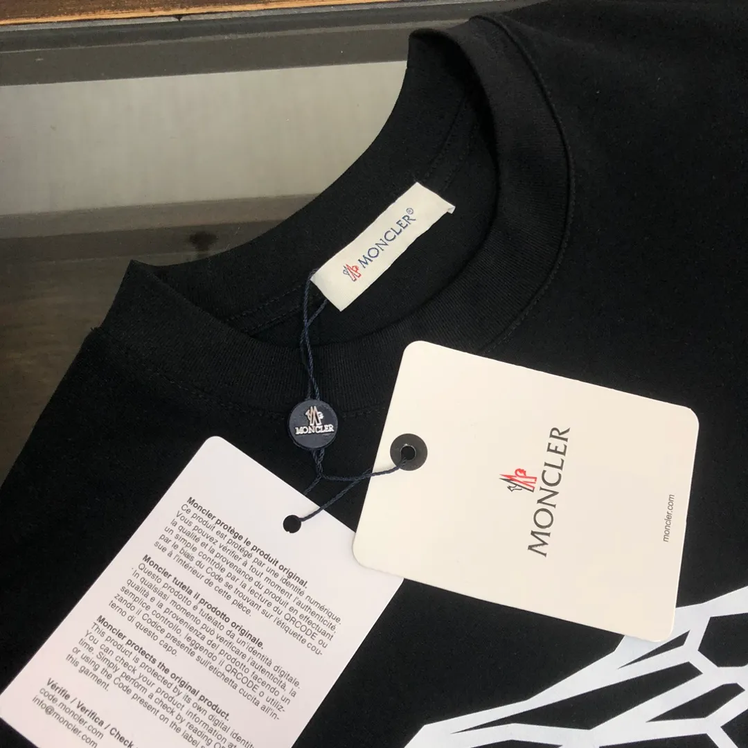 P160 🔥MONCLER The latest short-sleeved T-shirt for couples ~ Features representative brand printing design ~ The fabric upper body is comfortable and breathable, not stiff, slim cut, made of high-end custom-made pure cotton fabric! The upper body is comfortable and stylish, and it can be worn alone as an inner layer. It is a must-have for fashionistas! ! ! Color: black, white, gray Size: S～XL (loose version, please state your height and weight when placing an order)