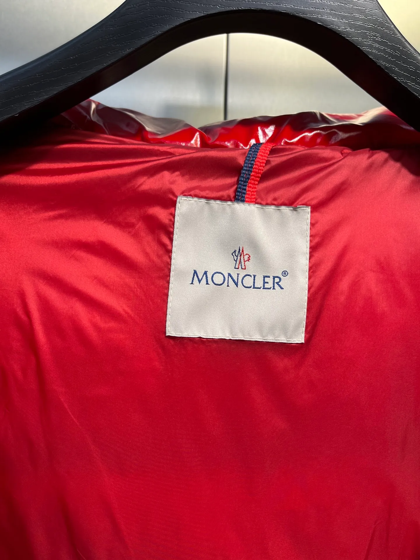 P900 Moncler🌟25 new oil wax leather waist style GLAREIN hooded long-sleeved down jacket for women. Oil wax leather coated new fabric, slim design style, warm and slimming, 90% duck down filling, molded custom hardware. Color: red, white, blue, black Code number: 1234