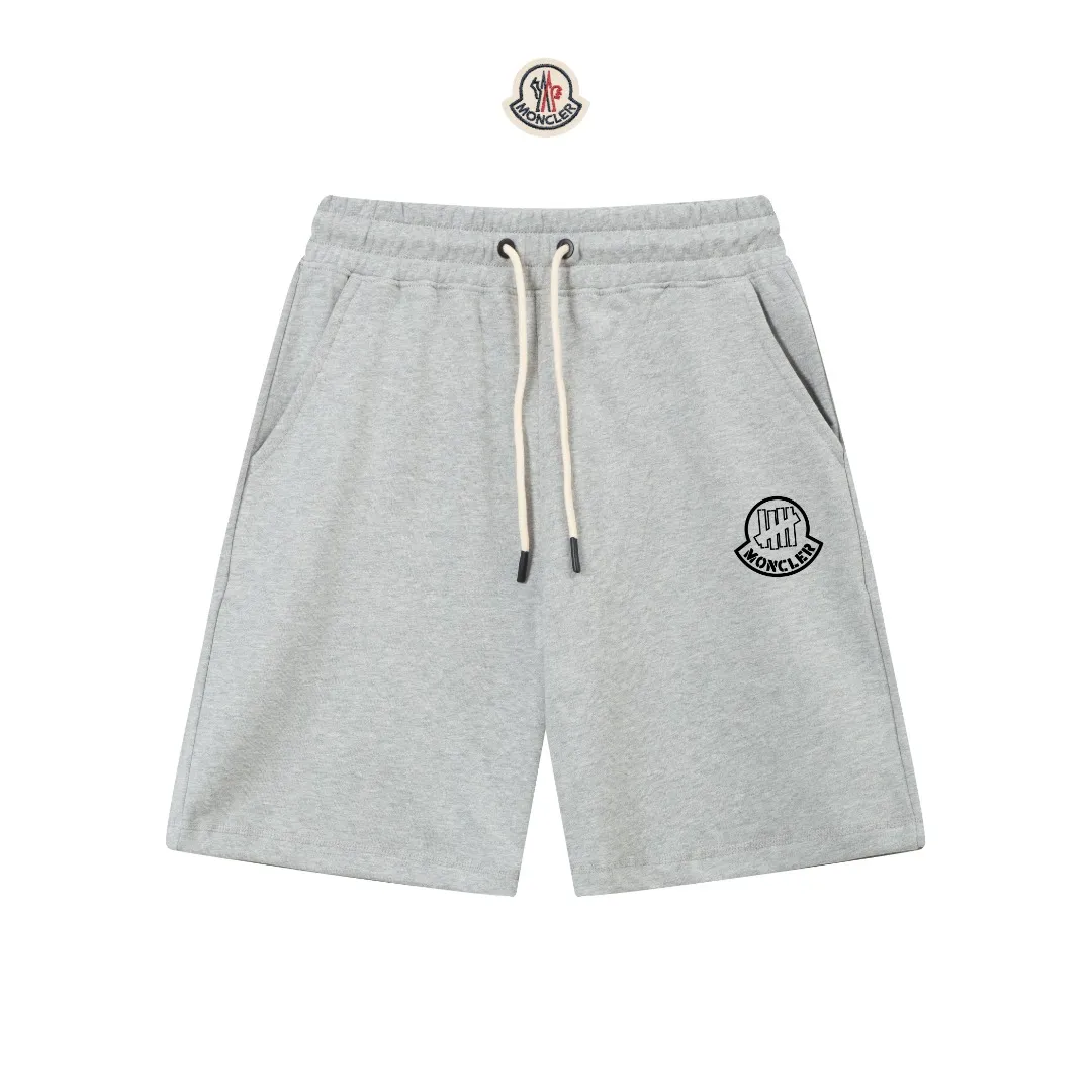 P230 (top version, currency difference) ✨ Moncler 25SS show model Slim-fitting simple printed letter Logo trendy shorts for men and women Compatible with all body shapes Black and white drawstring design with elastic waistband Customized drawstring pockets with diagonal pocket design on both sides There is also a small pocket at the rear Color: black gray Size S-XL