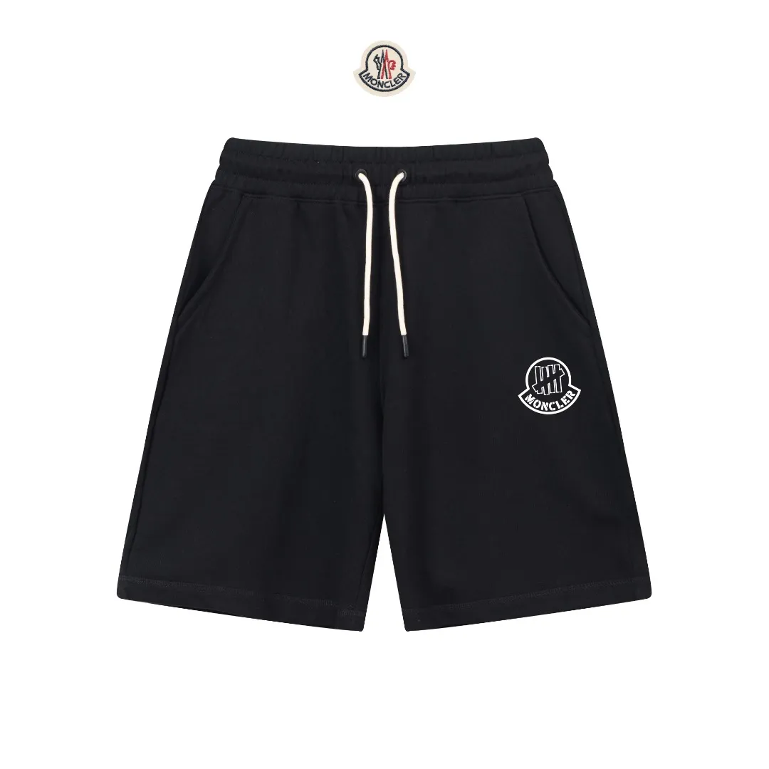 P230 (top version, currency difference) ✨ Moncler 25SS show model Slim-fitting simple printed letter Logo trendy shorts for men and women Compatible with all body shapes Black and white drawstring design with elastic waistband Customized drawstring pockets with diagonal pocket design on both sides There is also a small pocket at the rear Color: black gray Size S-XL