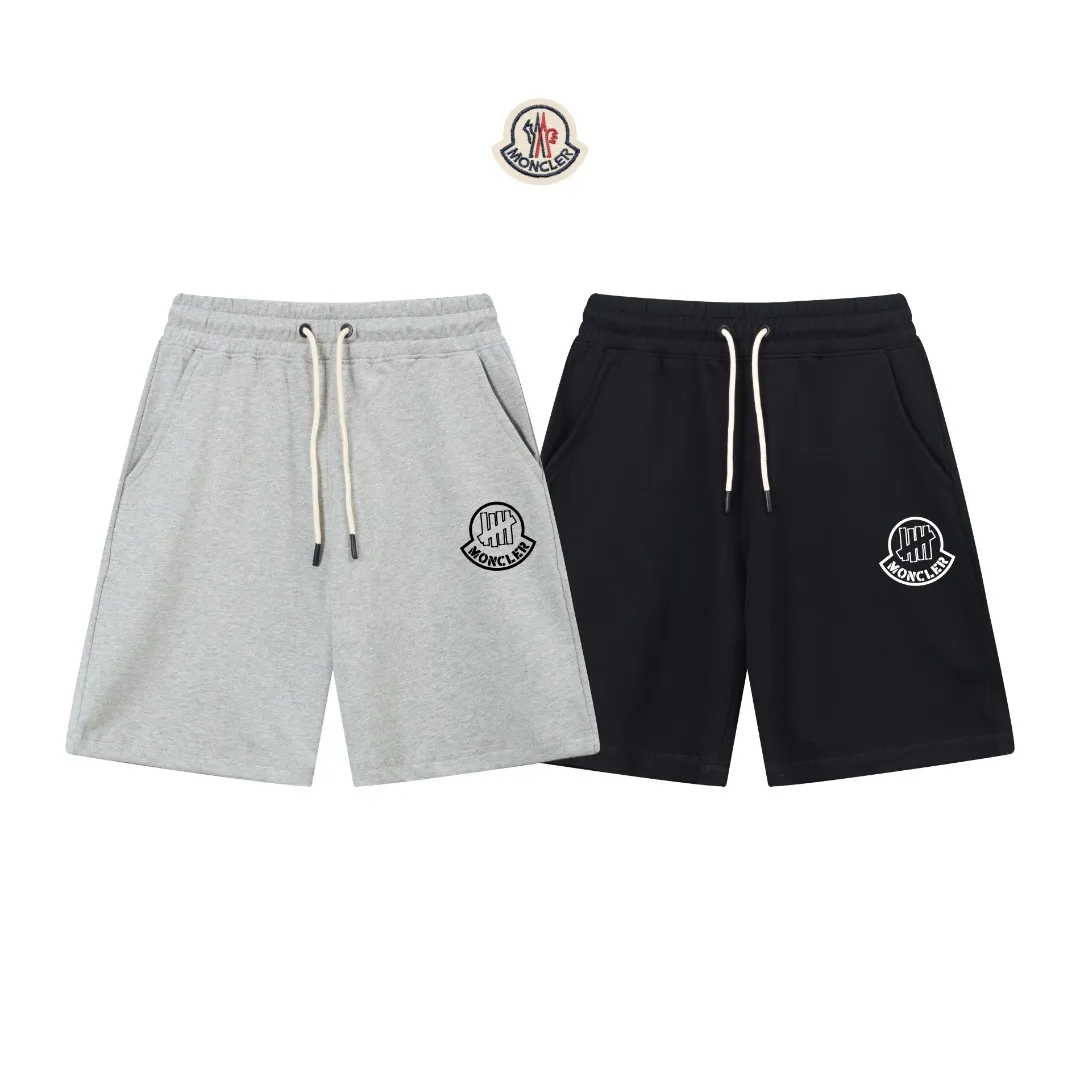 P230 (top version, currency difference) ✨ Moncler 25SS show model Slim-fitting simple printed letter Logo trendy shorts for men and women Compatible with all body shapes Black and white drawstring design with elastic waistband Customized drawstring pockets with diagonal pocket design on both sides There is also a small pocket at the rear Color: black gray Size S-XL