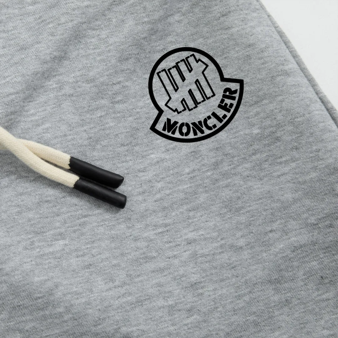 P230 (top version, currency difference) ✨ Moncler 25SS show model Slim-fitting simple printed letter Logo trendy shorts for men and women Compatible with all body shapes Black and white drawstring design with elastic waistband Customized drawstring pockets with diagonal pocket design on both sides There is also a small pocket at the rear Color: black gray Size S-XL