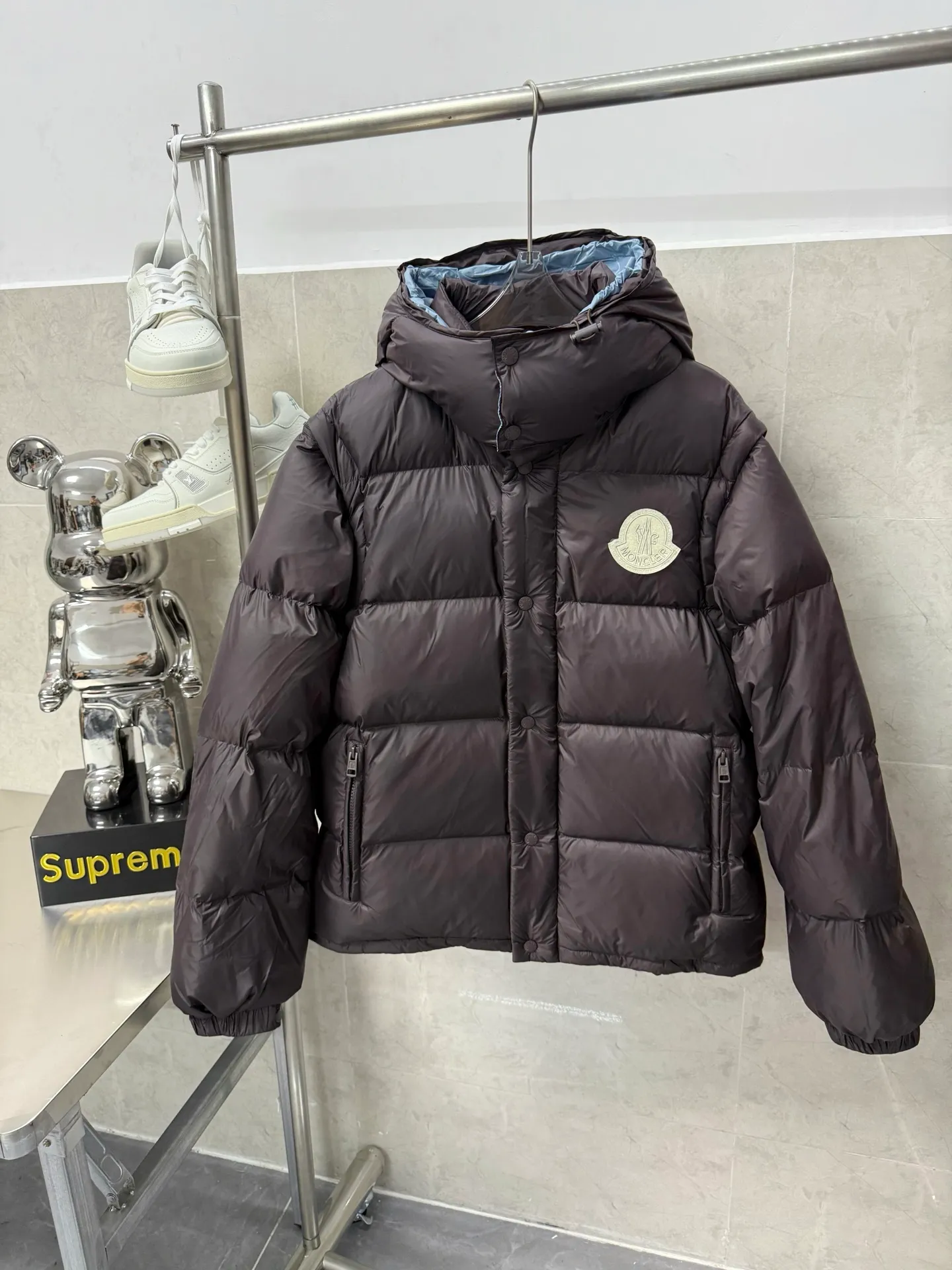 P940 Moncler Mouth Cyclone 2-in-1 Mouth Mouth New Autumn and Winter Down Jacket Stand-up collar, hooded and detachable sleeve design, one garment can be worn in a variety of styles, suitable for various looks; Made of custom-made windproof and rain-proof fabric, anti-wrinkle, anti-static and quick-drying, soft and skin-friendly, and extremely comfortable for the upper body; Stand-up collar and hooded design, combining business and leisure A down jacket; filled with 90% goose down, warm, fluffy and soft; made in brand factories, with impeccable quality and details; decorated with the brand logo on the chest, highly recognizable; a down jacket suitable for various occasions, with unparalleled warmth Size: 12345