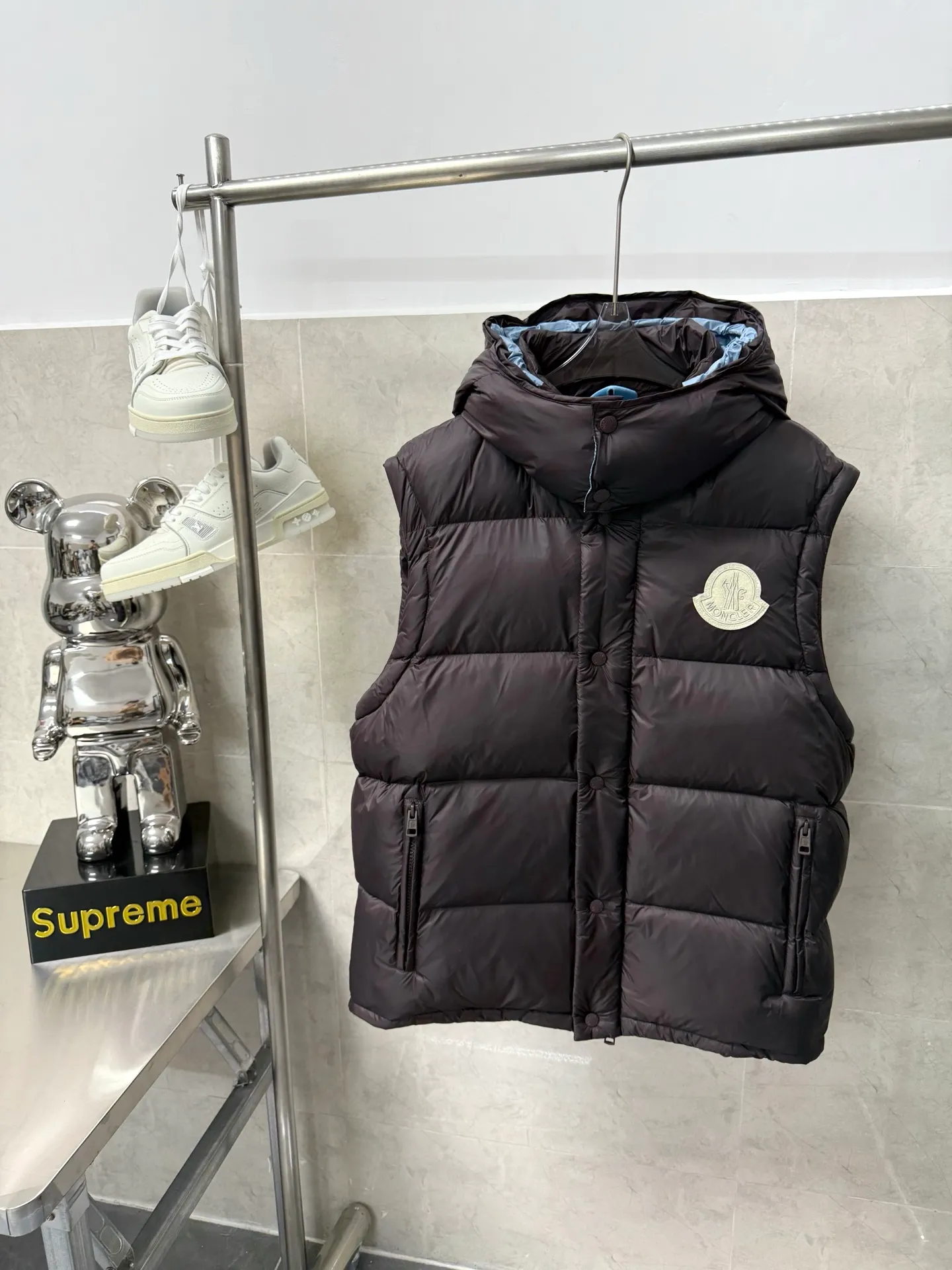 P940 Moncler Mouth Cyclone 2-in-1 Mouth Mouth New Autumn and Winter Down Jacket Stand-up collar, hooded and detachable sleeve design, one garment can be worn in a variety of styles, suitable for various looks; Made of custom-made windproof and rain-proof fabric, anti-wrinkle, anti-static and quick-drying, soft and skin-friendly, and extremely comfortable for the upper body; Stand-up collar and hooded design, combining business and leisure A down jacket; filled with 90% goose down, warm, fluffy and soft; made in brand factories, with impeccable quality and details; decorated with the brand logo on the chest, highly recognizable; a down jacket suitable for various occasions, with unparalleled warmth Size: 12345