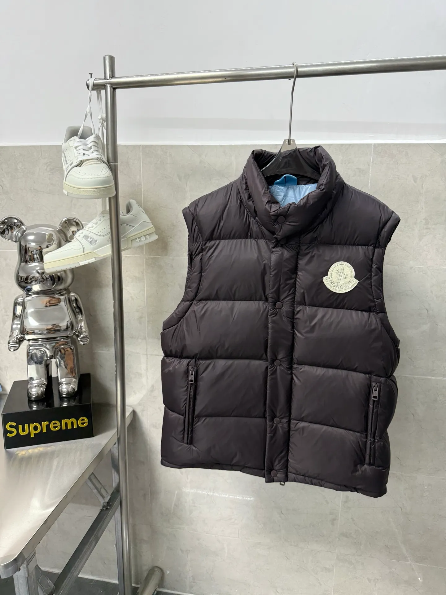P940 Moncler Mouth Cyclone 2-in-1 Mouth Mouth New Autumn and Winter Down Jacket Stand-up collar, hooded and detachable sleeve design, one garment can be worn in a variety of styles, suitable for various looks; Made of custom-made windproof and rain-proof fabric, anti-wrinkle, anti-static and quick-drying, soft and skin-friendly, and extremely comfortable for the upper body; Stand-up collar and hooded design, combining business and leisure A down jacket; filled with 90% goose down, warm, fluffy and soft; made in brand factories, with impeccable quality and details; decorated with the brand logo on the chest, highly recognizable; a down jacket suitable for various occasions, with unparalleled warmth Size: 12345