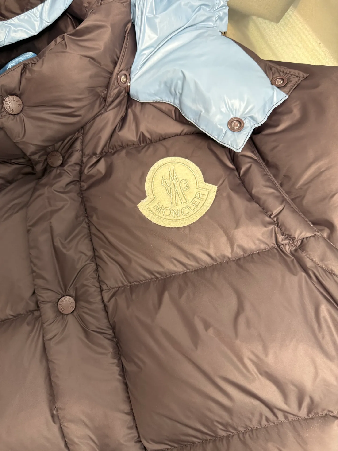 P940 Moncler Mouth Cyclone 2-in-1 Mouth Mouth New Autumn and Winter Down Jacket Stand-up collar, hooded and detachable sleeve design, one garment can be worn in a variety of styles, suitable for various looks; Made of custom-made windproof and rain-proof fabric, anti-wrinkle, anti-static and quick-drying, soft and skin-friendly, and extremely comfortable for the upper body; Stand-up collar and hooded design, combining business and leisure A down jacket; filled with 90% goose down, warm, fluffy and soft; made in brand factories, with impeccable quality and details; decorated with the brand logo on the chest, highly recognizable; a down jacket suitable for various occasions, with unparalleled warmth Size: 12345