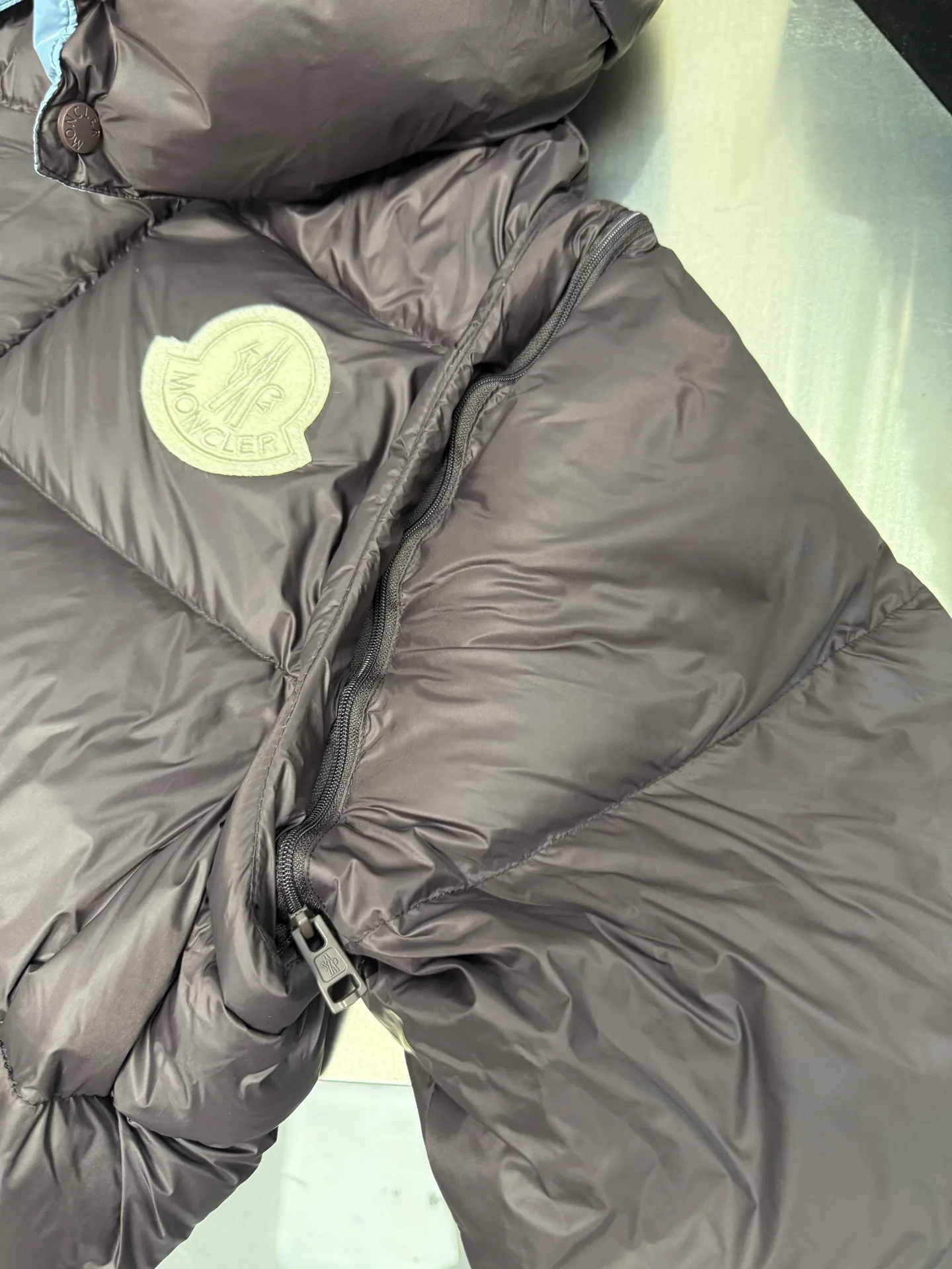 P940 Moncler Mouth Cyclone 2-in-1 Mouth Mouth New Autumn and Winter Down Jacket Stand-up collar, hooded and detachable sleeve design, one garment can be worn in a variety of styles, suitable for various looks; Made of custom-made windproof and rain-proof fabric, anti-wrinkle, anti-static and quick-drying, soft and skin-friendly, and extremely comfortable for the upper body; Stand-up collar and hooded design, combining business and leisure A down jacket; filled with 90% goose down, warm, fluffy and soft; made in brand factories, with impeccable quality and details; decorated with the brand logo on the chest, highly recognizable; a down jacket suitable for various occasions, with unparalleled warmth Size: 12345