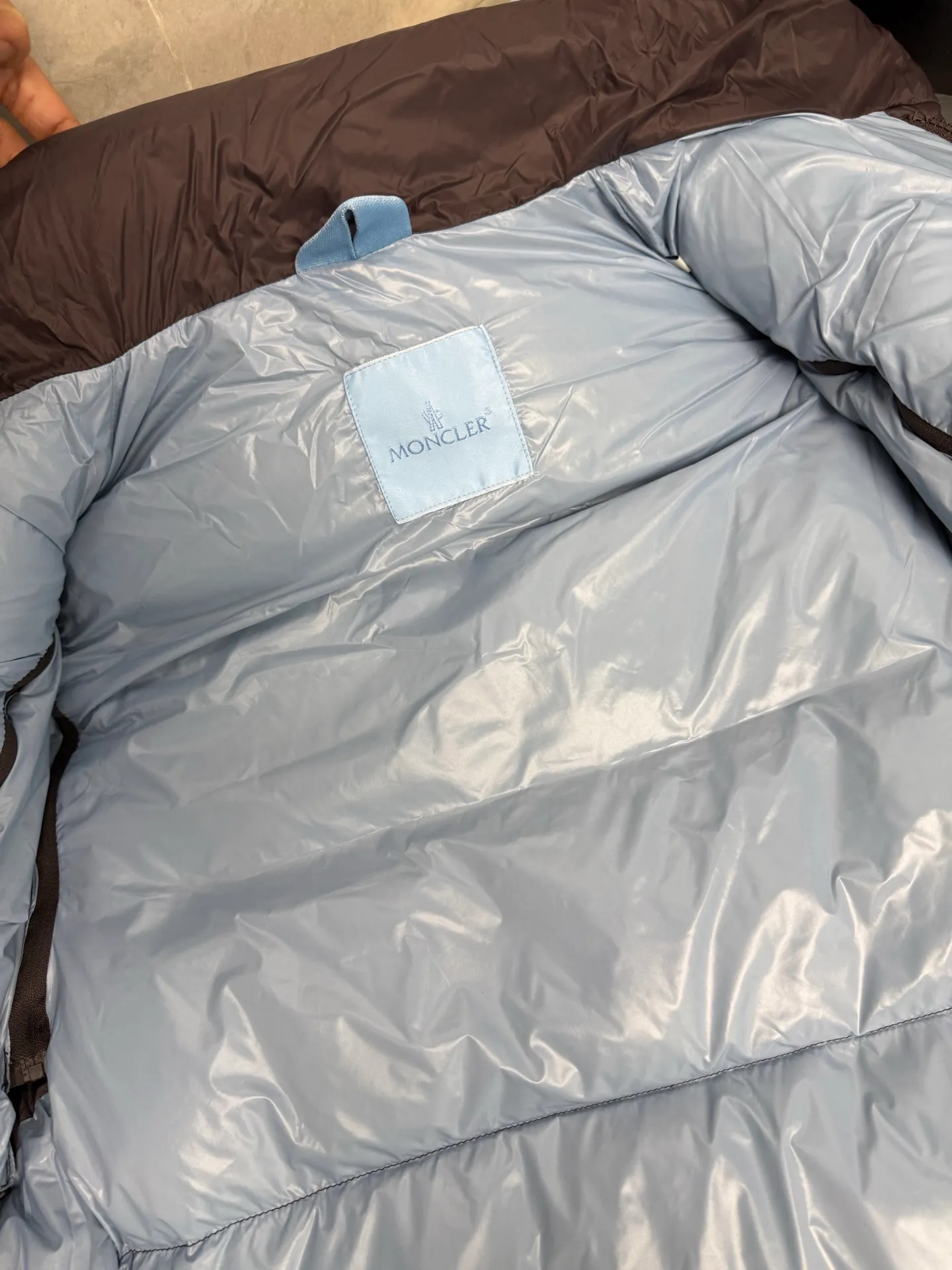 P940 Moncler Mouth Cyclone 2-in-1 Mouth Mouth New Autumn and Winter Down Jacket Stand-up collar, hooded and detachable sleeve design, one garment can be worn in a variety of styles, suitable for various looks; Made of custom-made windproof and rain-proof fabric, anti-wrinkle, anti-static and quick-drying, soft and skin-friendly, and extremely comfortable for the upper body; Stand-up collar and hooded design, combining business and leisure A down jacket; filled with 90% goose down, warm, fluffy and soft; made in brand factories, with impeccable quality and details; decorated with the brand logo on the chest, highly recognizable; a down jacket suitable for various occasions, with unparalleled warmth Size: 12345