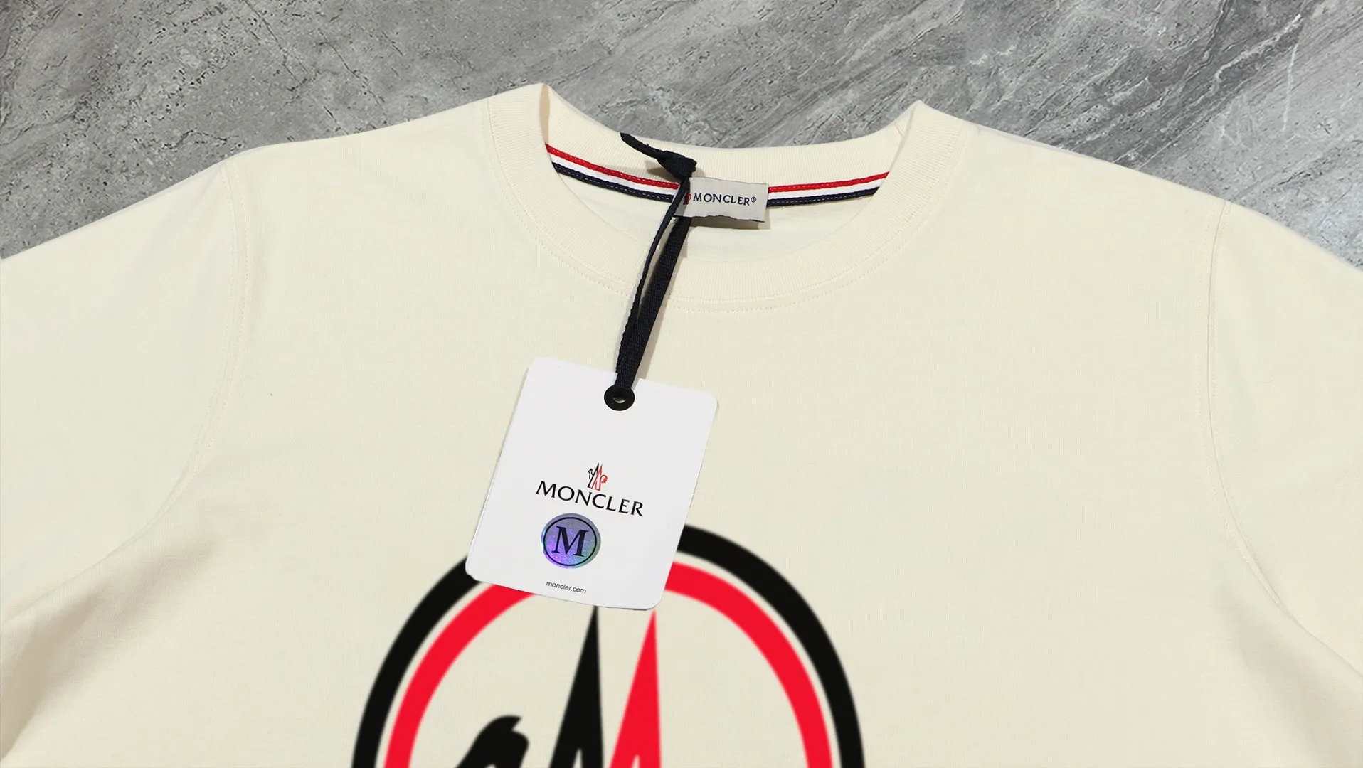 P210 High-version sweatshirt) [Long-term stock] 〖𝐌𝐎𝐍𝐂𝐋𝐄𝐑~Mask〗 Made of 440g heavy-weight fabric. It is different from the market currency. It can be matched with any variety and is properly handsome. 😎The whole dress is made of double waistcoats. The double waistcoats make the whole dress more three-dimensional. Not ordinary factories can do such fine work. 2025 Spring runway version of the T stage, on sale at the counter, round neck terry sweatshirt, high-end double-strand pure cotton, custom-made stretch ribs, dyed in the same vat, complete with three standards, matched with exquisite embroidered LOGO on the chest, simple and advanced, same style for men and women. Color: black, apricot, white, size: S M L XL 2XL