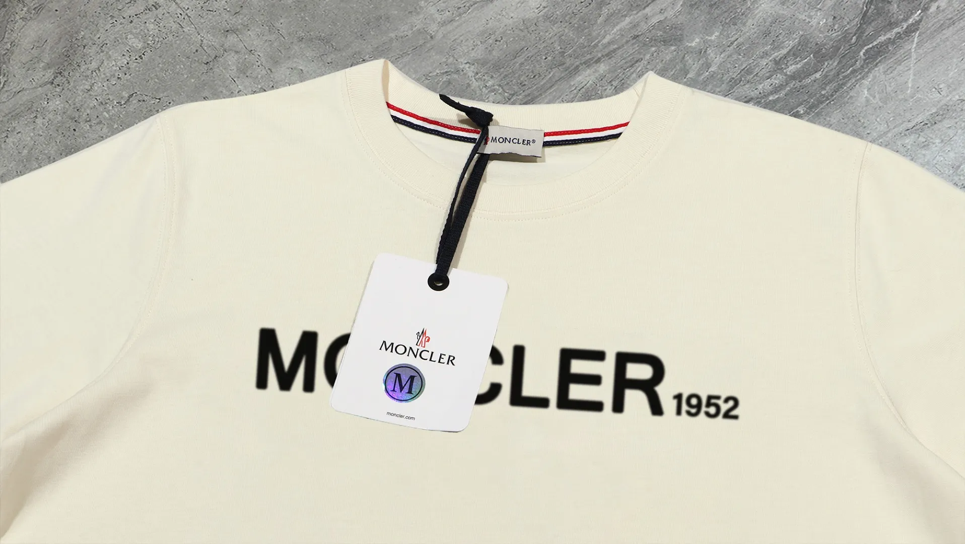 P210 High-version sweatshirt) [Long-term stock] 〖𝐌𝐎𝐍𝐂𝐋𝐄𝐑~Mask〗 Made of 440g heavy-weight fabric. It is different from the market currency. It can be matched with any variety and is properly handsome. 😎The whole dress is made of double waistcoats. The double waistcoats make the whole dress more three-dimensional. Not ordinary factories can do such fine work. 2025 Spring runway version of the T stage, on sale at the counter, round neck terry sweatshirt, high-end double-strand pure cotton, custom-made stretch ribs, dyed in the same vat, complete with three standards, matched with exquisite embroidered LOGO on the chest, simple and advanced, same style for men and women. Color: black, apricot, white, size: S M L XL 2XL