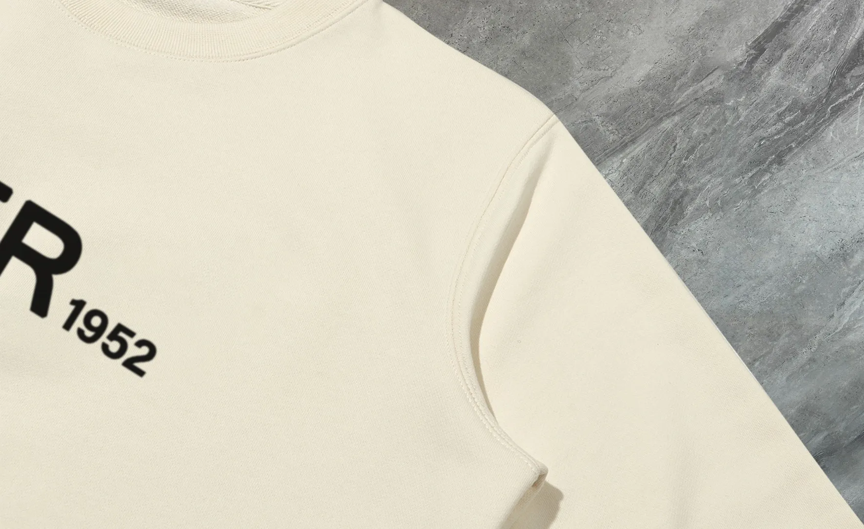 P210 High-version sweatshirt) [Long-term stock] 〖𝐌𝐎𝐍𝐂𝐋𝐄𝐑~Mask〗 Made of 440g heavy-weight fabric. It is different from the market currency. It can be matched with any variety and is properly handsome. 😎The whole dress is made of double waistcoats. The double waistcoats make the whole dress more three-dimensional. Not ordinary factories can do such fine work. 2025 Spring runway version of the T stage, on sale at the counter, round neck terry sweatshirt, high-end double-strand pure cotton, custom-made stretch ribs, dyed in the same vat, complete with three standards, matched with exquisite embroidered LOGO on the chest, simple and advanced, same style for men and women. Color: black, apricot, white, size: S M L XL 2XL