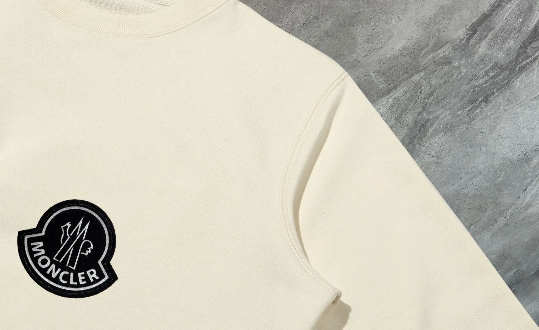 P210 High-version sweatshirt) [Long-term stock] 〖𝐌𝐎𝐍𝐂𝐋𝐄𝐑~Mask〗 Made of 440g heavy-weight fabric. It is different from the market currency. It can be matched with any variety and is properly handsome. 😎The whole dress is made of double waistcoats. The double waistcoats make the whole dress more three-dimensional. Not ordinary factories can do such fine work. 2025 Spring runway version of the T stage, on sale at the counter, round neck terry sweatshirt, high-end double-strand pure cotton, custom-made stretch ribs, dyed in the same vat, complete with three standards, matched with exquisite embroidered LOGO on the chest, simple and advanced, same style for men and women. Color: black, apricot, white, size: S M L XL 2XL