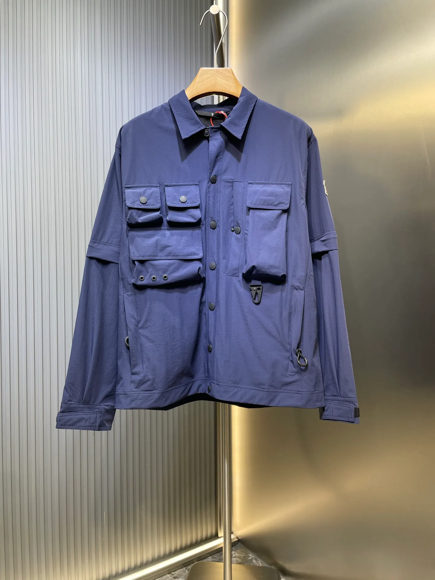 P640 Moncler Grenoble 🌟 Functional outdoor jacket Custom-dyed double-stretch mercerized poplin Custom-dyed soft mesh pongee Excellent texture Comfortable and close to the skin Navy blue inspired by the deep sea Low-key statement of the contemporary gentleman Precision narrative of functional pocket system Balance of function and aesthetics The iconic Moncler logo appears on the sleeves, fully recognizable The triangular logo of the same color is hidden in the fabric texture like a mark in the undercurrent of the deep sea, invisible to the extreme The detachable sleeve design allows for diversified outfits. You can switch styles at will. It is chic and free, showing nobility. It balances outdoor practicality and urban aesthetics and leads the fashion. Process 1: Adopt a three-in-one process. Prioritize and evenly coat the glue on the surface of the substrate that needs to be composited, and then dry and solidify it. Then laminate the substrate with the adhesive film and the non-woven fabric, then cool and solidify, and then composite it with the filter non-woven fabric. The workmanship is cumbersome and complex, time-consuming and labor-intensive. Process 2: Embossing composite technology uses computer scanning to ensure that the imprint size and shape are consistent with the original, and then uses special glue as an adhesive to combine and solidify to achieve complete dryness and the best bonding effect. Process 3: Use CNC laser burning and cutting. Based on the high-energy characteristics of the laser, the moving path of the laser beam is precisely controlled by the laser generator to achieve precise cutting of the shape of the piece. Process 4: Template machine bag opening. The preset template guides the position, shape and size of the bag opening. The accuracy ensures the quality of the bag opening effect. Process 5: Using infrared special machine buttoning, the position is more precise and strong. Function: Detachable sleeve splicing. Style can be switched at will. Size: 1 2 3 4