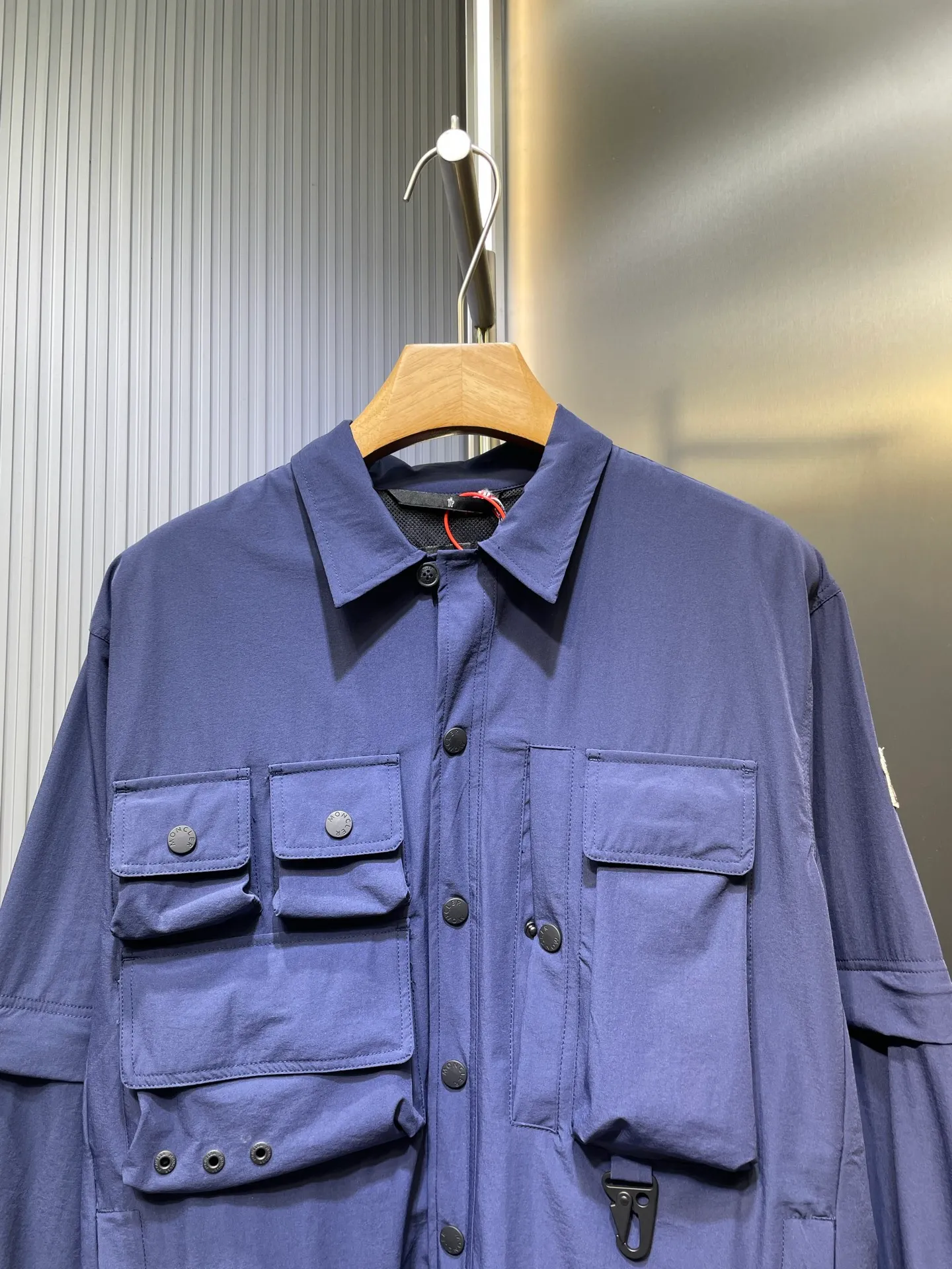P640 Moncler Grenoble 🌟 Functional outdoor jacket Custom-dyed double-stretch mercerized poplin Custom-dyed soft mesh pongee Excellent texture Comfortable and close to the skin Navy blue inspired by the deep sea Low-key statement of the contemporary gentleman Precision narrative of functional pocket system Balance of function and aesthetics The iconic Moncler logo appears on the sleeves, fully recognizable The triangular logo of the same color is hidden in the fabric texture like a mark in the undercurrent of the deep sea, invisible to the extreme The detachable sleeve design allows for diversified outfits. You can switch styles at will. It is chic and free, showing nobility. It balances outdoor practicality and urban aesthetics and leads the fashion. Process 1: Adopt a three-in-one process. Prioritize and evenly coat the glue on the surface of the substrate that needs to be composited, and then dry and solidify it. Then laminate the substrate with the adhesive film and the non-woven fabric, then cool and solidify, and then composite it with the filter non-woven fabric. The workmanship is cumbersome and complex, time-consuming and labor-intensive. Process 2: Embossing composite technology uses computer scanning to ensure that the imprint size and shape are consistent with the original, and then uses special glue as an adhesive to combine and solidify to achieve complete dryness and the best bonding effect. Process 3: Use CNC laser burning and cutting. Based on the high-energy characteristics of the laser, the moving path of the laser beam is precisely controlled by the laser generator to achieve precise cutting of the shape of the piece. Process 4: Template machine bag opening. The preset template guides the position, shape and size of the bag opening. The accuracy ensures the quality of the bag opening effect. Process 5: Using infrared special machine buttoning, the position is more precise and strong. Function: Detachable sleeve splicing. Style can be switched at will. Size: 1 2 3 4
