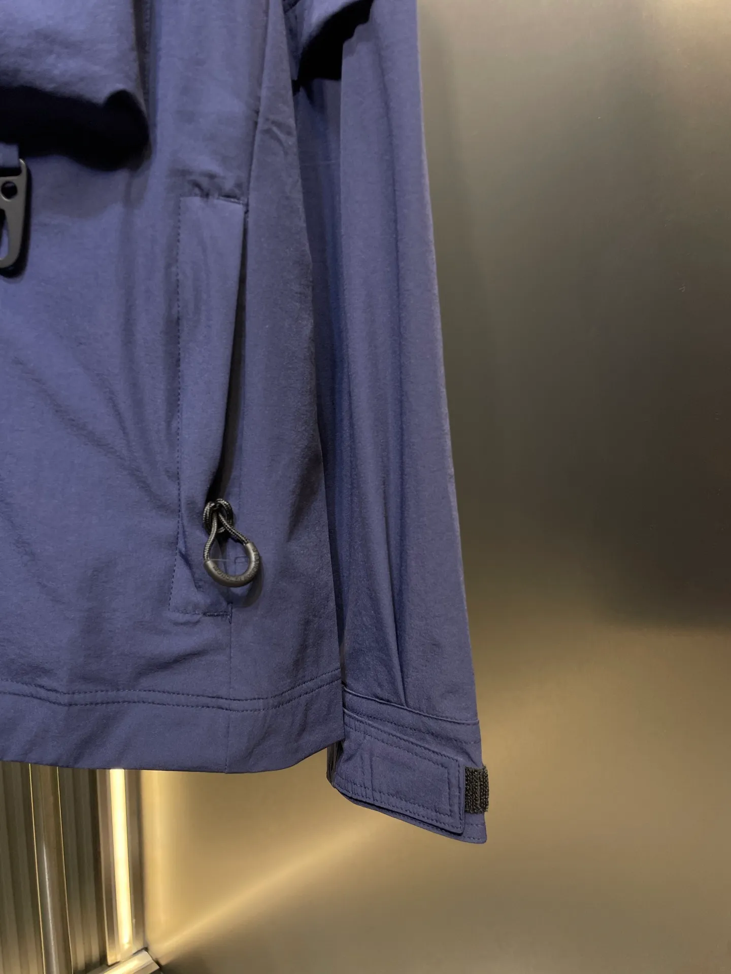 P640 Moncler Grenoble 🌟 Functional outdoor jacket Custom-dyed double-stretch mercerized poplin Custom-dyed soft mesh pongee Excellent texture Comfortable and close to the skin Navy blue inspired by the deep sea Low-key statement of the contemporary gentleman Precision narrative of functional pocket system Balance of function and aesthetics The iconic Moncler logo appears on the sleeves, fully recognizable The triangular logo of the same color is hidden in the fabric texture like a mark in the undercurrent of the deep sea, invisible to the extreme The detachable sleeve design allows for diversified outfits. You can switch styles at will. It is chic and free, showing nobility. It balances outdoor practicality and urban aesthetics and leads the fashion. Process 1: Adopt a three-in-one process. Prioritize and evenly coat the glue on the surface of the substrate that needs to be composited, and then dry and solidify it. Then laminate the substrate with the adhesive film and the non-woven fabric, then cool and solidify, and then composite it with the filter non-woven fabric. The workmanship is cumbersome and complex, time-consuming and labor-intensive. Process 2: Embossing composite technology uses computer scanning to ensure that the imprint size and shape are consistent with the original, and then uses special glue as an adhesive to combine and solidify to achieve complete dryness and the best bonding effect. Process 3: Use CNC laser burning and cutting. Based on the high-energy characteristics of the laser, the moving path of the laser beam is precisely controlled by the laser generator to achieve precise cutting of the shape of the piece. Process 4: Template machine bag opening. The preset template guides the position, shape and size of the bag opening. The accuracy ensures the quality of the bag opening effect. Process 5: Using infrared special machine buttoning, the position is more precise and strong. Function: Detachable sleeve splicing. Style can be switched at will. Size: 1 2 3 4
