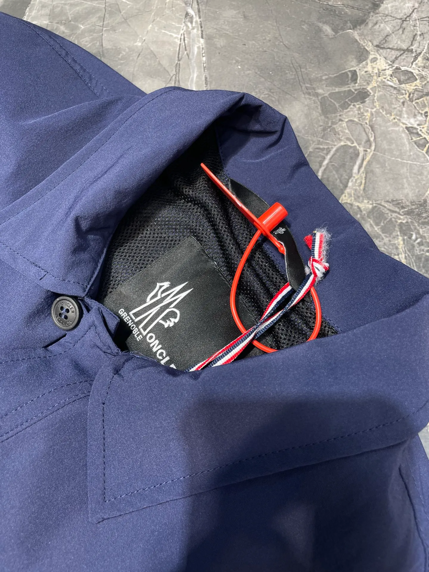 P640 Moncler Grenoble 🌟 Functional outdoor jacket Custom-dyed double-stretch mercerized poplin Custom-dyed soft mesh pongee Excellent texture Comfortable and close to the skin Navy blue inspired by the deep sea Low-key statement of the contemporary gentleman Precision narrative of functional pocket system Balance of function and aesthetics The iconic Moncler logo appears on the sleeves, fully recognizable The triangular logo of the same color is hidden in the fabric texture like a mark in the undercurrent of the deep sea, invisible to the extreme The detachable sleeve design allows for diversified outfits. You can switch styles at will. It is chic and free, showing nobility. It balances outdoor practicality and urban aesthetics and leads the fashion. Process 1: Adopt a three-in-one process. Prioritize and evenly coat the glue on the surface of the substrate that needs to be composited, and then dry and solidify it. Then laminate the substrate with the adhesive film and the non-woven fabric, then cool and solidify, and then composite it with the filter non-woven fabric. The workmanship is cumbersome and complex, time-consuming and labor-intensive. Process 2: Embossing composite technology uses computer scanning to ensure that the imprint size and shape are consistent with the original, and then uses special glue as an adhesive to combine and solidify to achieve complete dryness and the best bonding effect. Process 3: Use CNC laser burning and cutting. Based on the high-energy characteristics of the laser, the moving path of the laser beam is precisely controlled by the laser generator to achieve precise cutting of the shape of the piece. Process 4: Template machine bag opening. The preset template guides the position, shape and size of the bag opening. The accuracy ensures the quality of the bag opening effect. Process 5: Using infrared special machine buttoning, the position is more precise and strong. Function: Detachable sleeve splicing. Style can be switched at will. Size: 1 2 3 4
