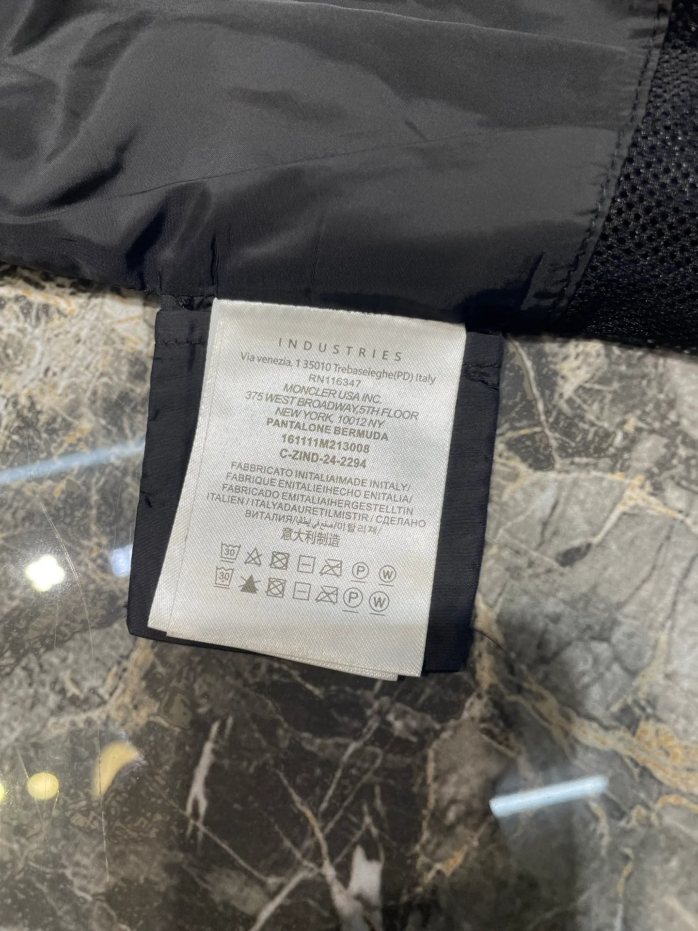 P640 Moncler Grenoble 🌟 Functional outdoor jacket Custom-dyed double-stretch mercerized poplin Custom-dyed soft mesh pongee Excellent texture Comfortable and close to the skin Navy blue inspired by the deep sea Low-key statement of the contemporary gentleman Precision narrative of functional pocket system Balance of function and aesthetics The iconic Moncler logo appears on the sleeves, fully recognizable The triangular logo of the same color is hidden in the fabric texture like a mark in the undercurrent of the deep sea, invisible to the extreme The detachable sleeve design allows for diversified outfits. You can switch styles at will. It is chic and free, showing nobility. It balances outdoor practicality and urban aesthetics and leads the fashion. Process 1: Adopt a three-in-one process. Prioritize and evenly coat the glue on the surface of the substrate that needs to be composited, and then dry and solidify it. Then laminate the substrate with the adhesive film and the non-woven fabric, then cool and solidify, and then composite it with the filter non-woven fabric. The workmanship is cumbersome and complex, time-consuming and labor-intensive. Process 2: Embossing composite technology uses computer scanning to ensure that the imprint size and shape are consistent with the original, and then uses special glue as an adhesive to combine and solidify to achieve complete dryness and the best bonding effect. Process 3: Use CNC laser burning and cutting. Based on the high-energy characteristics of the laser, the moving path of the laser beam is precisely controlled by the laser generator to achieve precise cutting of the shape of the piece. Process 4: Template machine bag opening. The preset template guides the position, shape and size of the bag opening. The accuracy ensures the quality of the bag opening effect. Process 5: Using infrared special machine buttoning, the position is more precise and strong. Function: Detachable sleeve splicing. Style can be switched at will. Size: 1 2 3 4