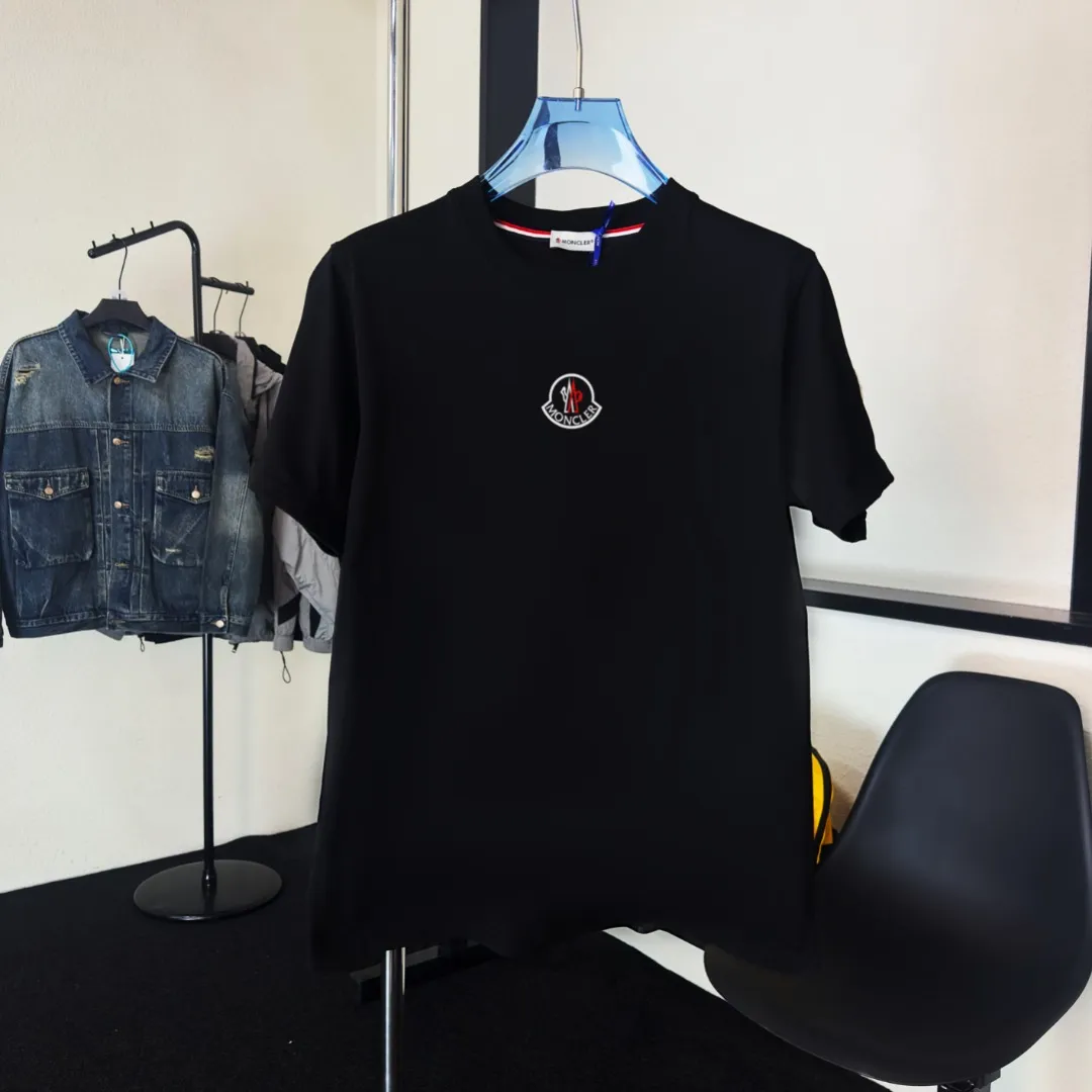 P140 Upgraded version "Mobile phone smart sensor ~ NFC chip armband ~ Direct access to the official website for anti-counterfeiting" "Moncler ~ Mouth Mouth" 2025 new high-quality round neck short-sleeved T-shirt. The cuffs have imported embroidered labels. Customized dyeing, very comfortable to touch. Super versatile and good-looking short-sleeved. Complete with three labels. Non-market ordinary version. Feel free to compare. Quality is absolutely guaranteed! ‼ First of all, this original fabric is all custom-woven with 32-count double yarn fabric, 250G, and the weight is the same‼ Fine workmanship, double waistcoat method, double waistcoat method, double waistcoat method makes the whole dress more three-dimensional, which is not a craft that ordinary T-shirts can achieve🤪 Size: S-M-L-XL-2XL Color: black, white, apricot, same style for men and women