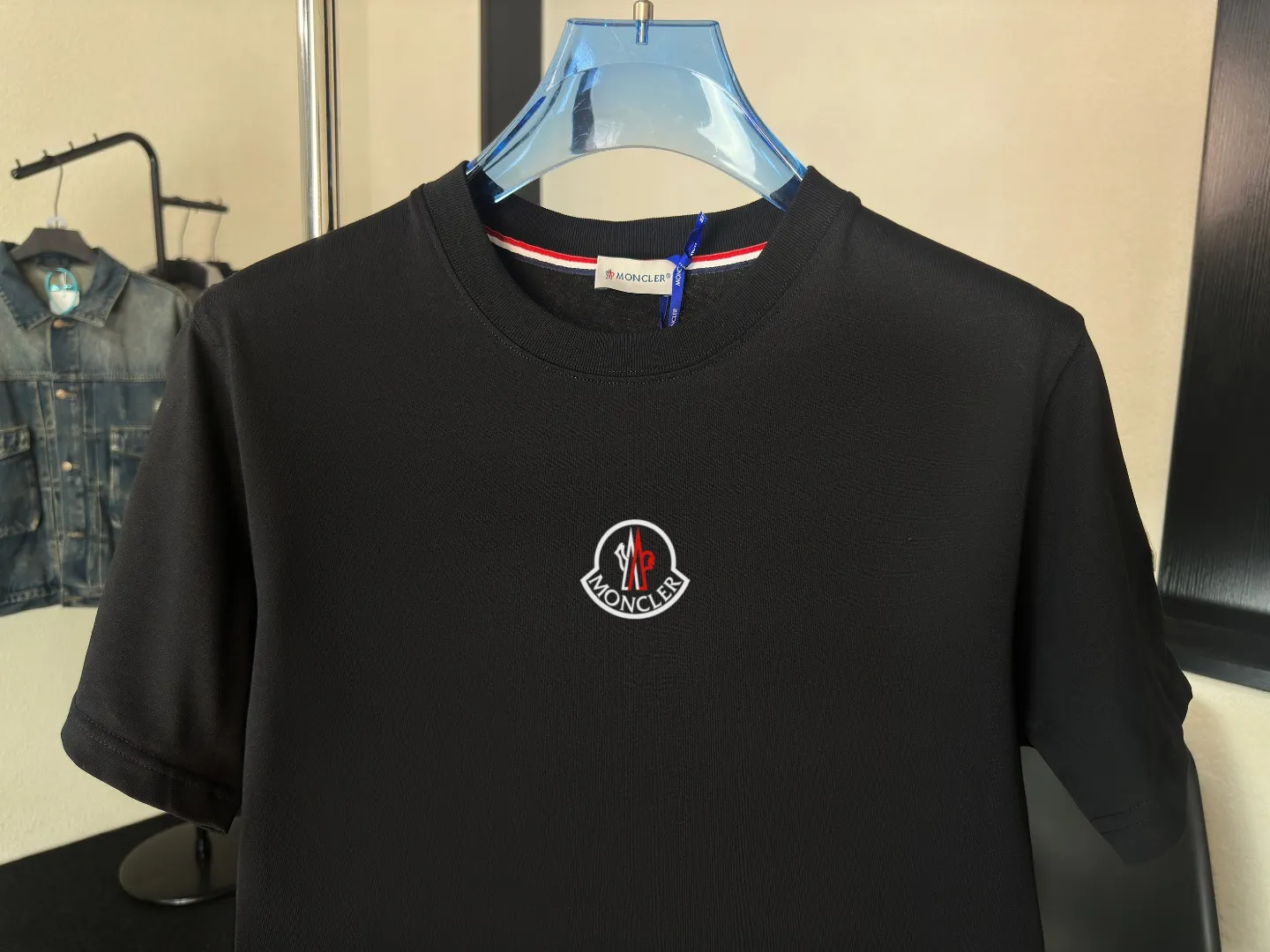 P140 Upgraded version "Mobile phone smart sensor ~ NFC chip armband ~ Direct access to the official website for anti-counterfeiting" "Moncler ~ Mouth Mouth" 2025 new high-quality round neck short-sleeved T-shirt. The cuffs have imported embroidered labels. Customized dyeing, very comfortable to touch. Super versatile and good-looking short-sleeved. Complete with three labels. Non-market ordinary version. Feel free to compare. Quality is absolutely guaranteed! ‼ First of all, this original fabric is all custom-woven with 32-count double yarn fabric, 250G, and the weight is the same‼ Fine workmanship, double waistcoat method, double waistcoat method, double waistcoat method makes the whole dress more three-dimensional, which is not a craft that ordinary T-shirts can achieve🤪 Size: S-M-L-XL-2XL Color: black, white, apricot, same style for men and women