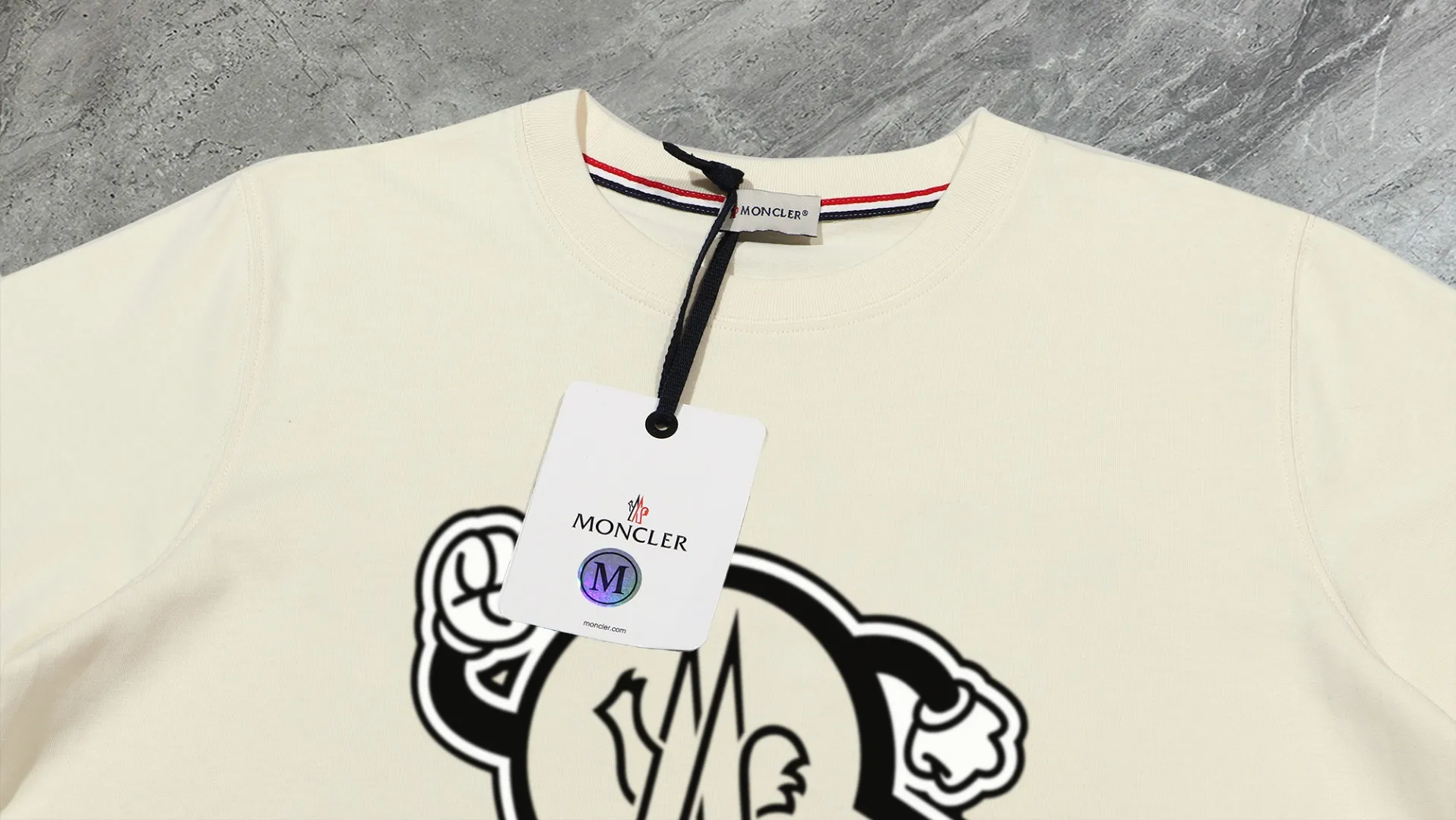 P210 High-version sweatshirt) [Long-term stock] 〖𝐌𝐎𝐍𝐂𝐋𝐄𝐑~Mask〗 Made of 440g heavy-weight fabric. It is different from the market currency. It can be matched with any variety and is properly handsome. 😎The whole dress is made of double waistcoats. The double waistcoats make the whole dress more three-dimensional. Not ordinary factories can do such fine work. 2025 Spring runway version of the T stage, on sale at the counter, round neck terry sweatshirt, high-end double-strand pure cotton, custom-made stretch ribs, dyed in the same vat, complete with three standards, matched with exquisite embroidered LOGO on the chest, simple and advanced, same style for men and women. Color: black, apricot, white, size: S M L XL 2XL