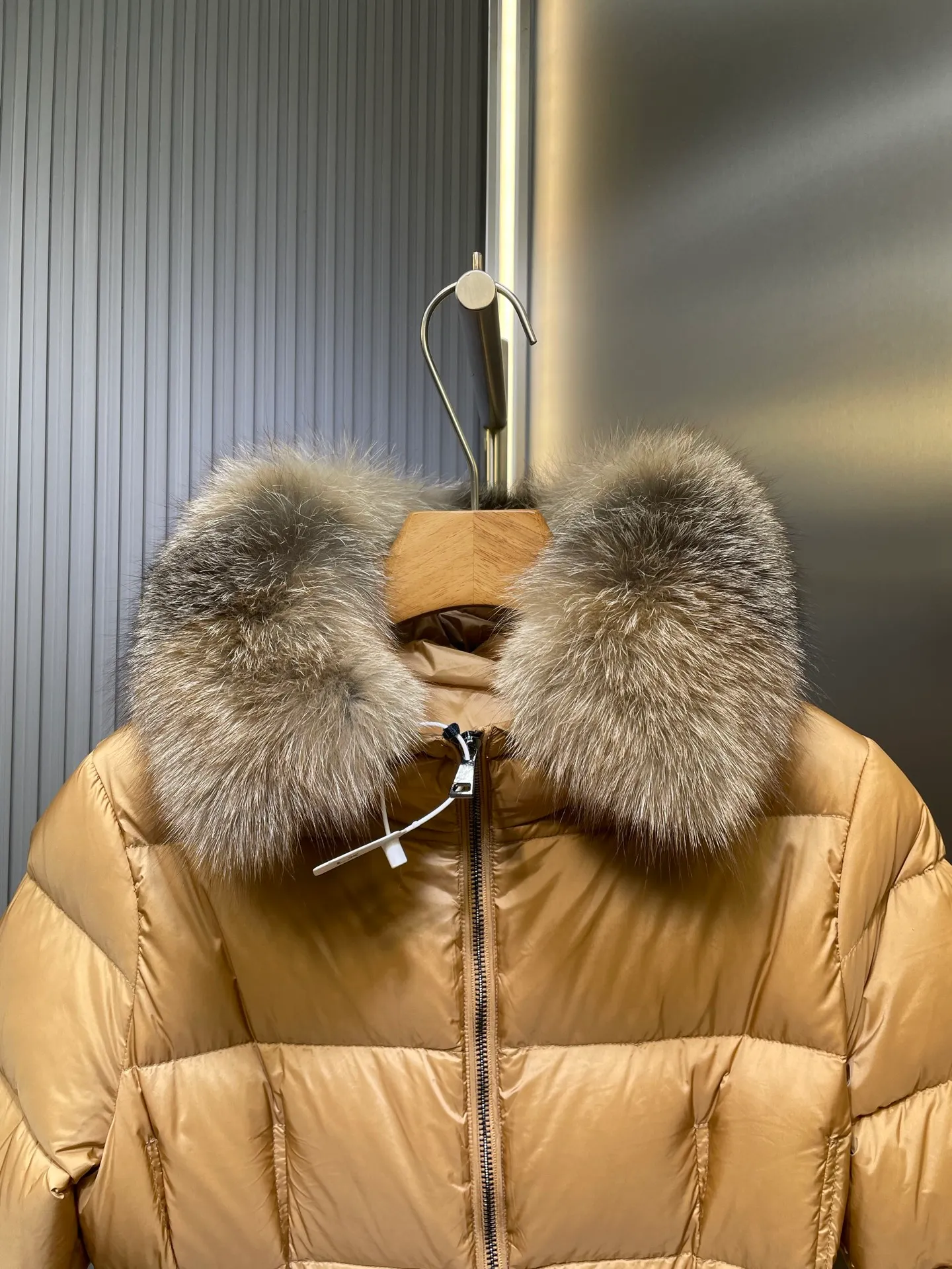 P1300 Long Moncler🌟Women's waist-cinching large fur collar long down jacket. Fashionable waist-cinching fur collar down jacket, designed with nylon Leger carved lines, down filling and iconic Boudin quil seams. Stretch straps at the waist give you a slim and feminine look. A zipper closure with dual zipper pulls and a removable frost fox edge on the hood let you customize the style to suit your climate and needs. The "paper down jacket" made by Heavy Industry will become a new member of the thin style in autumn and winter. The material has a glossy feel, is very light, and has a particularly delicate feel. Wearing it on the body feels lighter and warmer.  The fine and smooth craftsmanship ensures the silhouette of the clothes. The classic down hood and detachable fox fur collar are fluffy, soft and textured. You can intuitively feel its high quality with the naked eye. The fine and visible fur can easily create a small V-face.  The windproof pockets and back waistband design make the entire down jacket slimmer and more fashionable!          Color: Black Size: 1-4