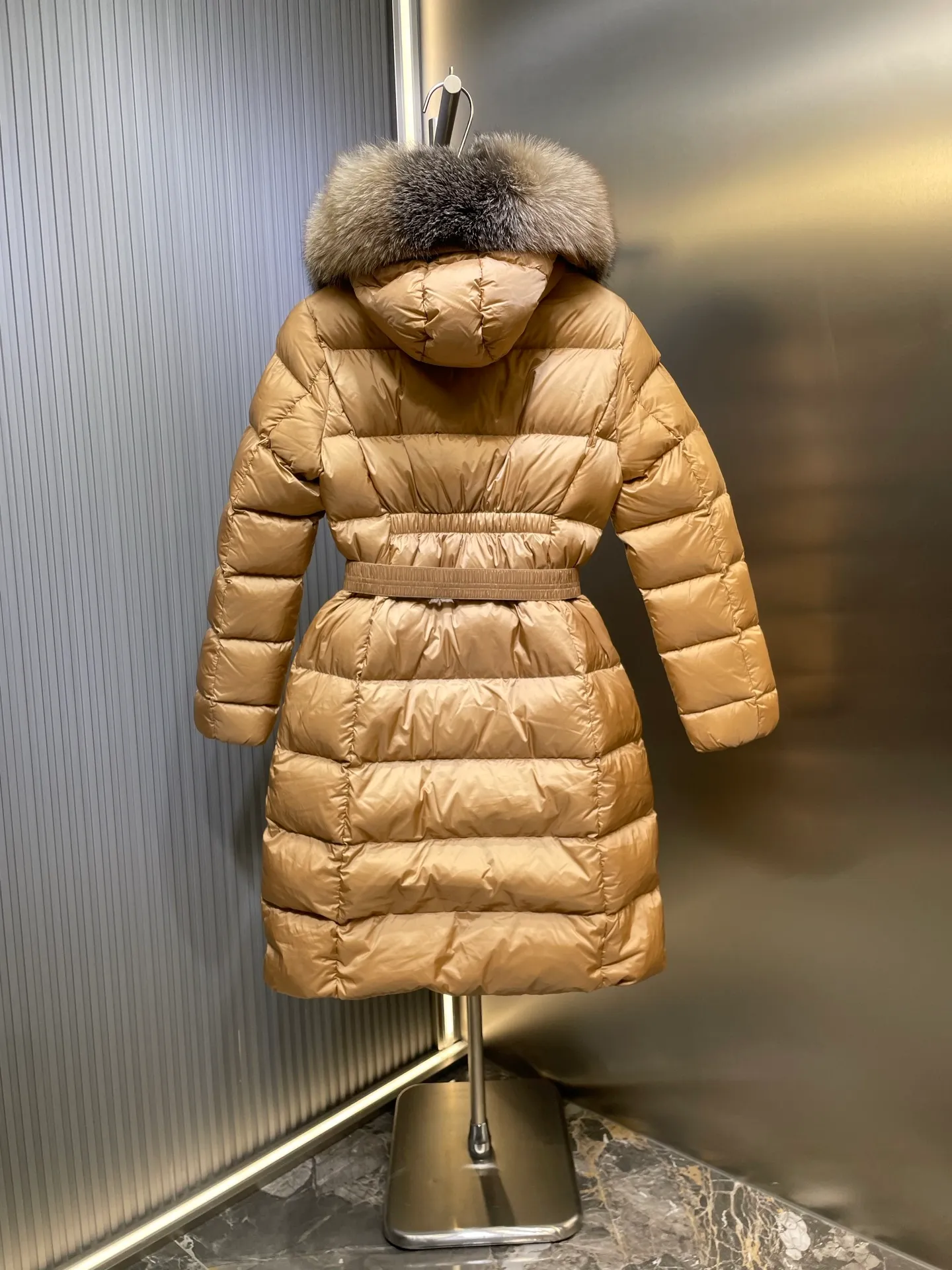 P1300 Long Moncler🌟Women's waist-cinching large fur collar long down jacket. Fashionable waist-cinching fur collar down jacket, designed with nylon Leger carved lines, down filling and iconic Boudin quil seams. Stretch straps at the waist give you a slim and feminine look. A zipper closure with dual zipper pulls and a removable frost fox edge on the hood let you customize the style to suit your climate and needs. The "paper down jacket" made by Heavy Industry will become a new member of the thin style in autumn and winter. The material has a glossy feel, is very light, and has a particularly delicate feel. Wearing it on the body feels lighter and warmer.  The fine and smooth craftsmanship ensures the silhouette of the clothes. The classic down hood and detachable fox fur collar are fluffy, soft and textured. You can intuitively feel its high quality with the naked eye. The fine and visible fur can easily create a small V-face.  The windproof pockets and back waistband design make the entire down jacket slimmer and more fashionable!          Color: Black Size: 1-4