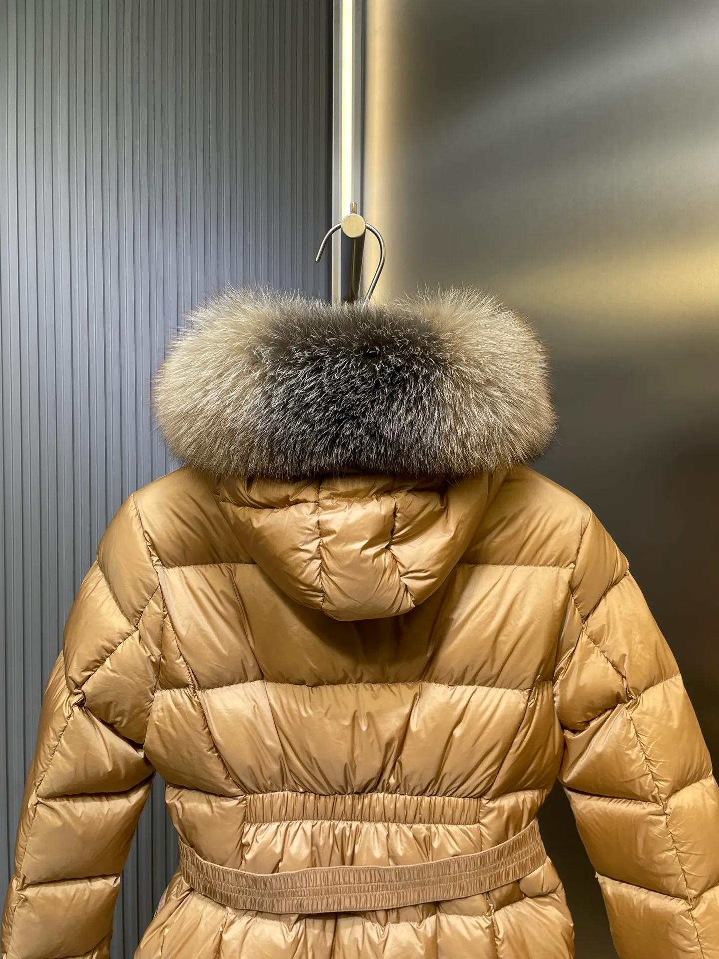 P1300 Long Moncler🌟Women's waist-cinching large fur collar long down jacket. Fashionable waist-cinching fur collar down jacket, designed with nylon Leger carved lines, down filling and iconic Boudin quil seams. Stretch straps at the waist give you a slim and feminine look. A zipper closure with dual zipper pulls and a removable frost fox edge on the hood let you customize the style to suit your climate and needs. The "paper down jacket" made by Heavy Industry will become a new member of the thin style in autumn and winter. The material has a glossy feel, is very light, and has a particularly delicate feel. Wearing it on the body feels lighter and warmer.  The fine and smooth craftsmanship ensures the silhouette of the clothes. The classic down hood and detachable fox fur collar are fluffy, soft and textured. You can intuitively feel its high quality with the naked eye. The fine and visible fur can easily create a small V-face.  The windproof pockets and back waistband design make the entire down jacket slimmer and more fashionable!          Color: Black Size: 1-4