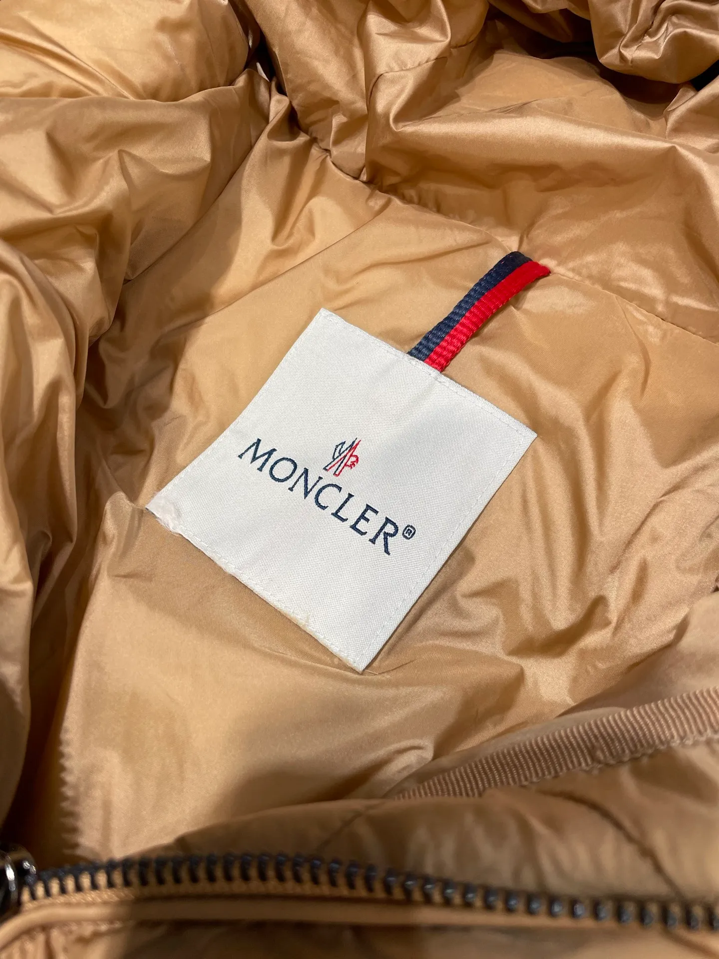 P1300 Long Moncler🌟Women's waist-cinching large fur collar long down jacket. Fashionable waist-cinching fur collar down jacket, designed with nylon Leger carved lines, down filling and iconic Boudin quil seams. Stretch straps at the waist give you a slim and feminine look. A zipper closure with dual zipper pulls and a removable frost fox edge on the hood let you customize the style to suit your climate and needs. The "paper down jacket" made by Heavy Industry will become a new member of the thin style in autumn and winter. The material has a glossy feel, is very light, and has a particularly delicate feel. Wearing it on the body feels lighter and warmer.  The fine and smooth craftsmanship ensures the silhouette of the clothes. The classic down hood and detachable fox fur collar are fluffy, soft and textured. You can intuitively feel its high quality with the naked eye. The fine and visible fur can easily create a small V-face.  The windproof pockets and back waistband design make the entire down jacket slimmer and more fashionable!          Color: Black Size: 1-4
